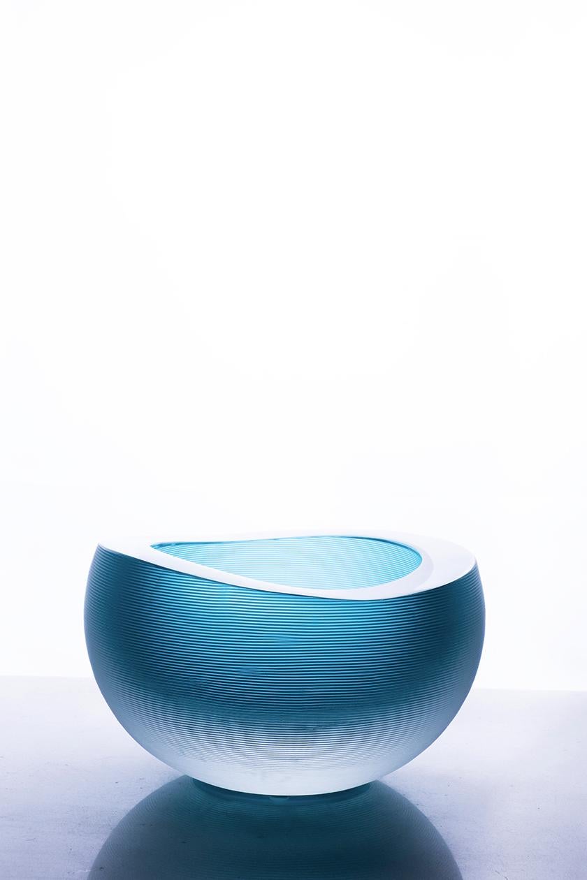 Petit vase Linae, verre de Murano, conçu par Federico Peri, 21e siècle.
Les vases Linae - des pots circulaires au bord émoussé réalisés en verre de Murano de couleur unie et soufflé épais - sont disponibles en trois formes différentes et