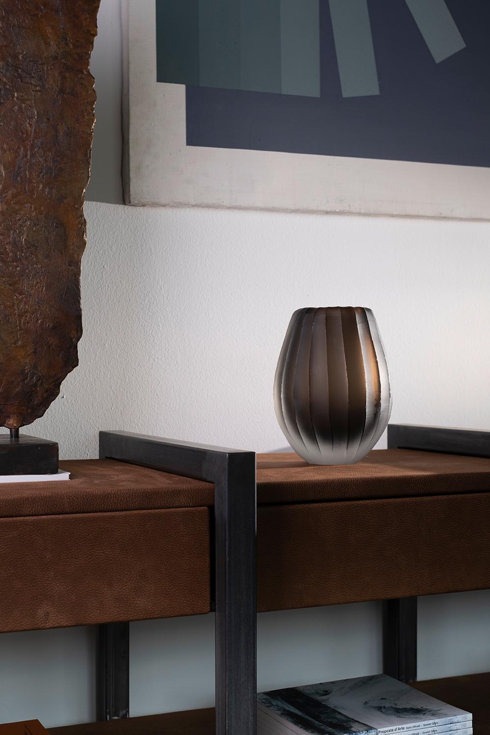 Linae Mini-Vase, Muranoglas, Entwurf Federico Peri, 21. Jahrhundert. 
Linae Mini ist eine kleine Vase, die von Federico Peri entworfen wurde, um die 
die Kollektion Incisioni, die aus Tischleuchten und Vasen aus 
verschiedenen Größen, deren