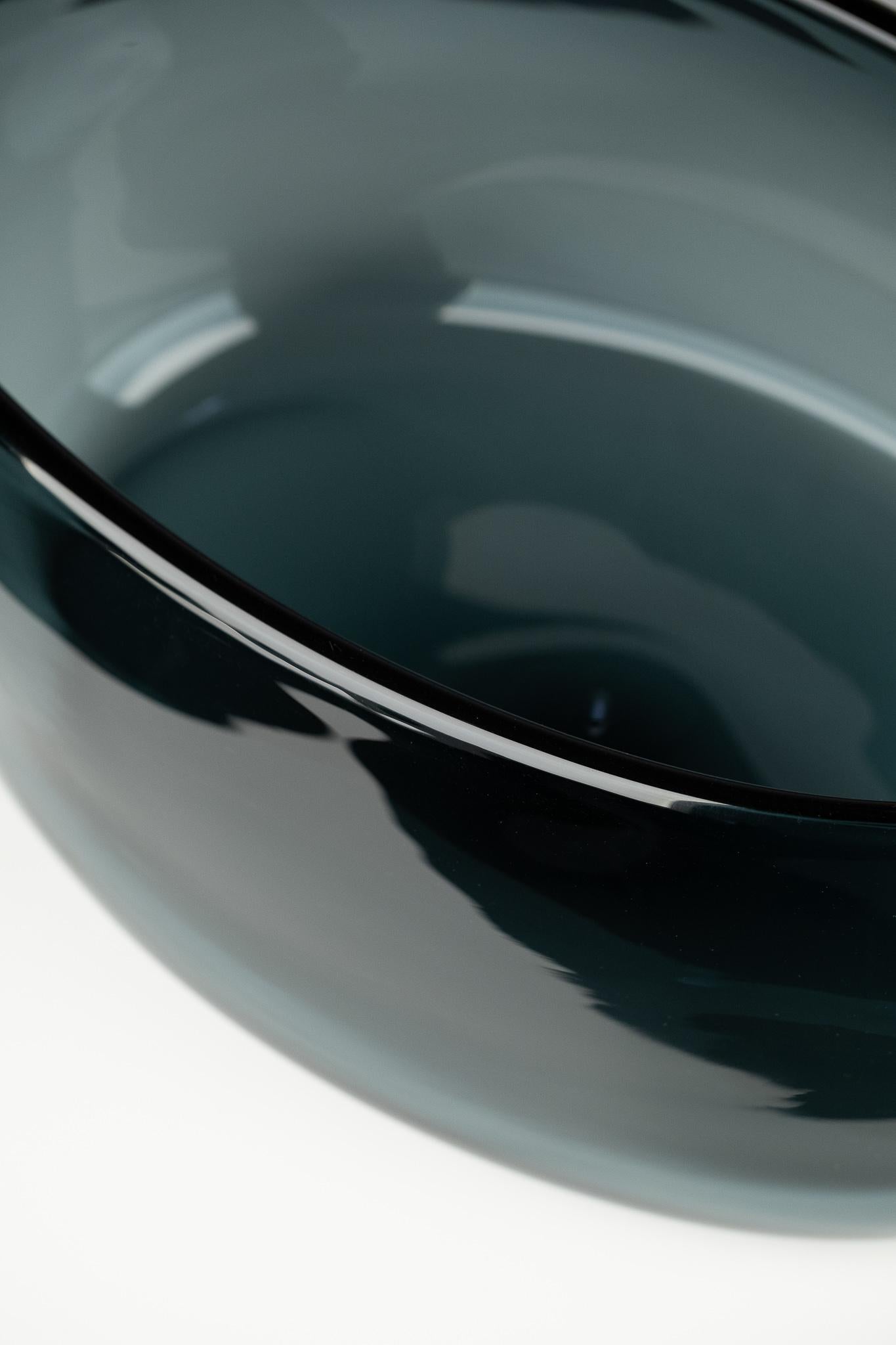 Ovale is a centrepiece from the Essenziali Collection designed by Federico Peri for Purho in spring 2022.
Characterized by generous forms and oval lines enhanced by the use of a single pure colour, this tray sublimates the meaning of essentiality in