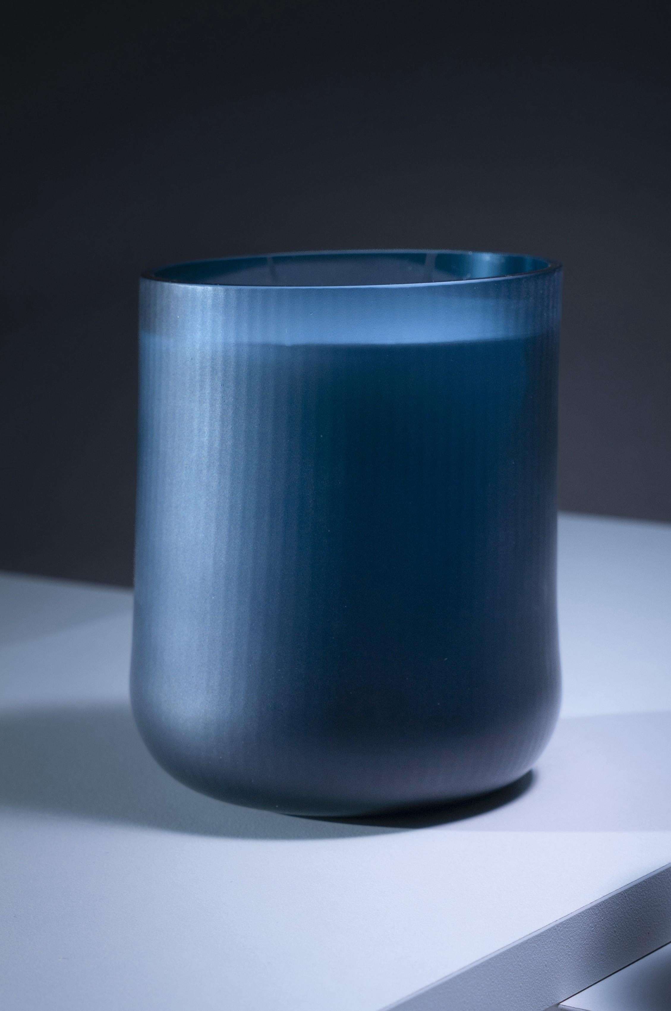 Stilla, like a drop of wax. Dense, silky, fragrant. 
With a word borrowed from the Latin dictionary, meaning ‘drop’, Federico Peri designs in spring 2024 Stilla Cerae, the first collection of candles for Purho with textured surfaces and gentle,