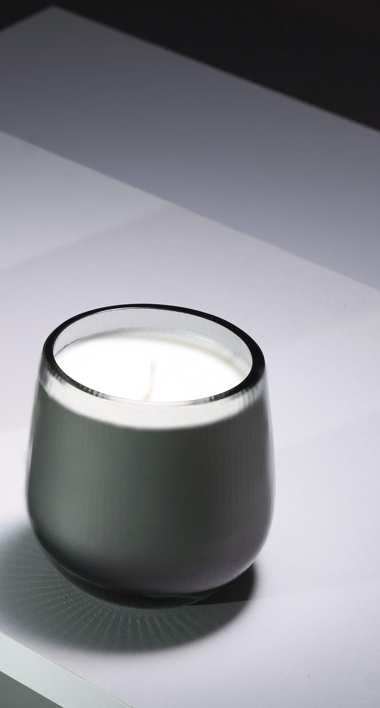 Stilla, like a drop of wax. Dense, silky, fragrant. 
With a word borrowed from the Latin dictionary, meaning ‘drop’, Federico Peri designs in spring 2024 Stilla Cerae, the first collection of candles for Purho with textured surfaces and gentle,
