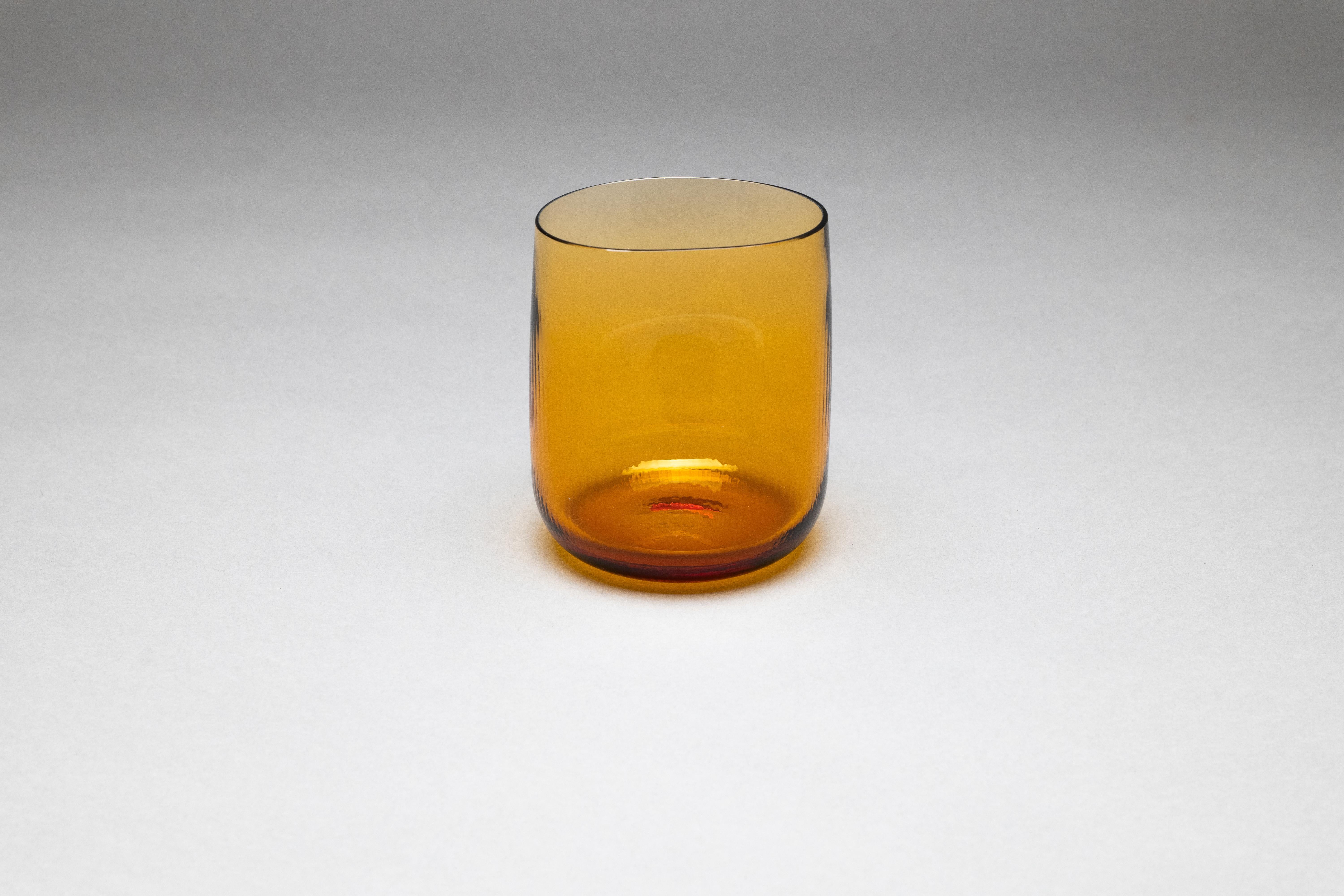 Stilla, la palabra latina para una gota de agua. Líquido, transparente, perfecto. 
Federico Peri diseñó las gafas Stilla Liquida para Purho en la primavera de 2024,  vasos de superficie texturada y formas suaves y vagamente elípticas, fabricados en