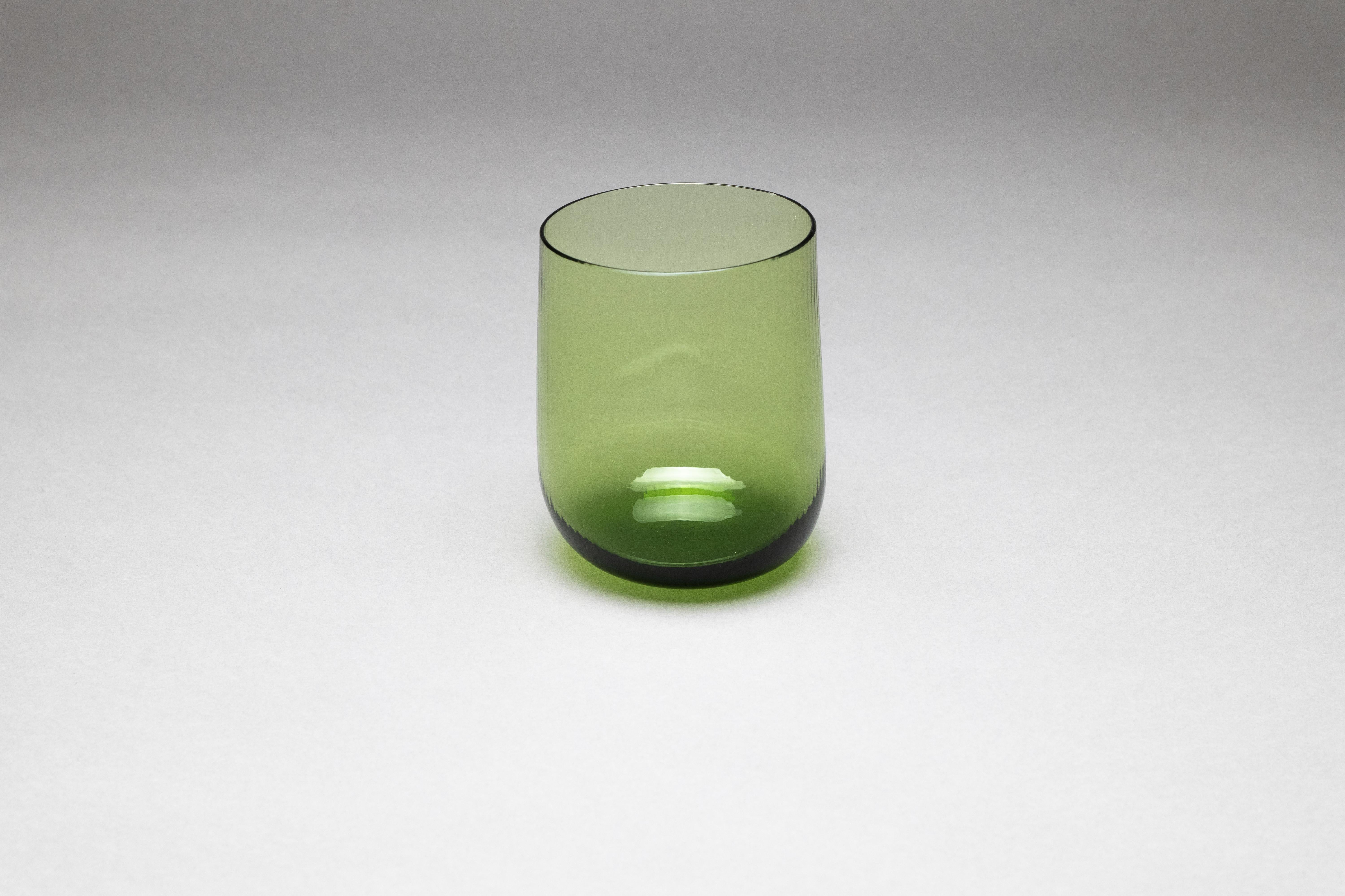 Stilla, la palabra latina para una gota de agua. Líquido, transparente, perfecto. 
Federico Peri diseñó las gafas Stilla Liquida para Purho en la primavera de 2024,  vasos de superficie texturada y formas suaves y vagamente elípticas, fabricados en