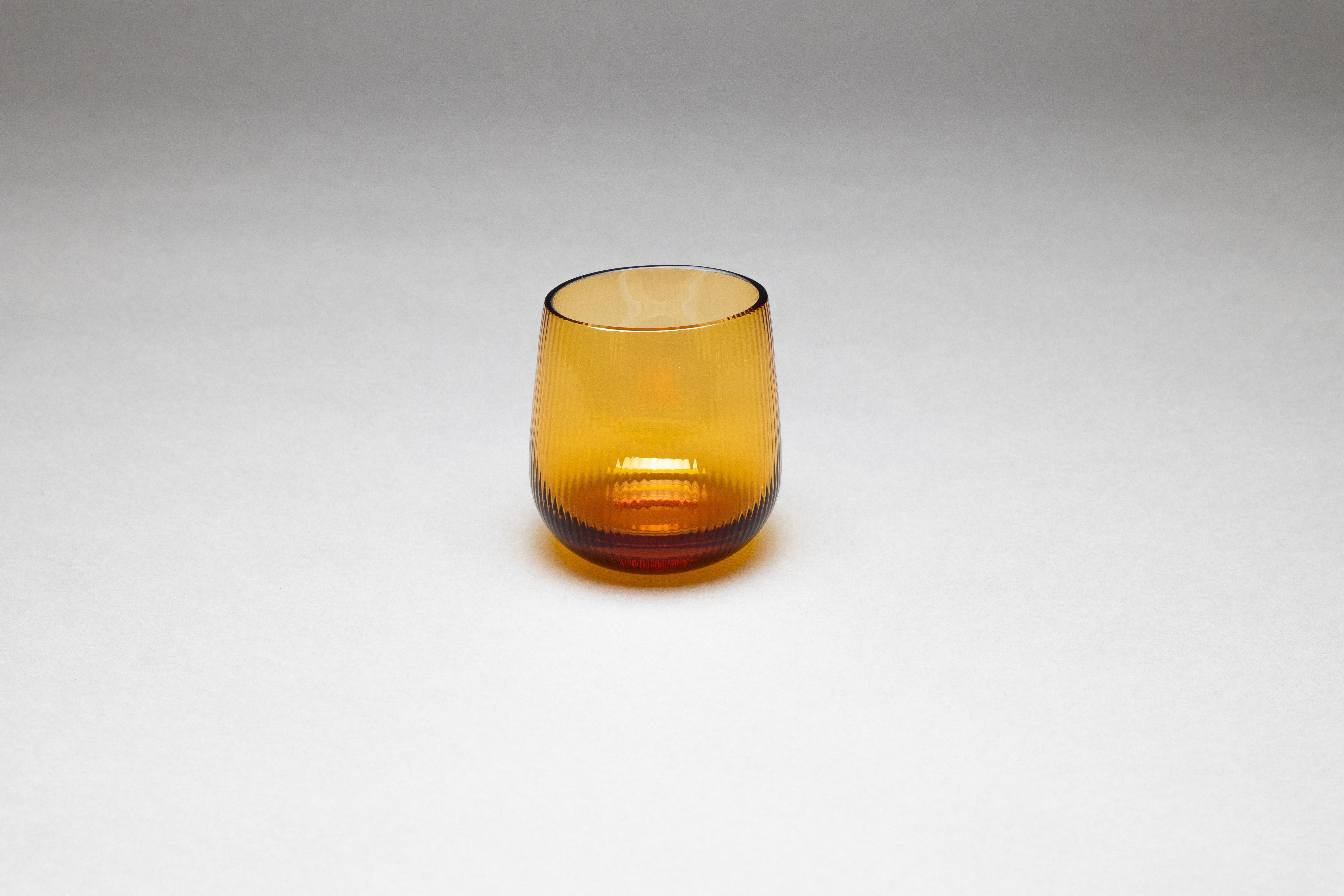Stilla, la palabra latina para una gota de agua. Líquido, transparente, perfecto. 
Federico Peri diseñó las gafas Stilla Liquida para Purho en la primavera de 2024,  vasos de superficie texturada y formas suaves y vagamente elípticas, fabricados en