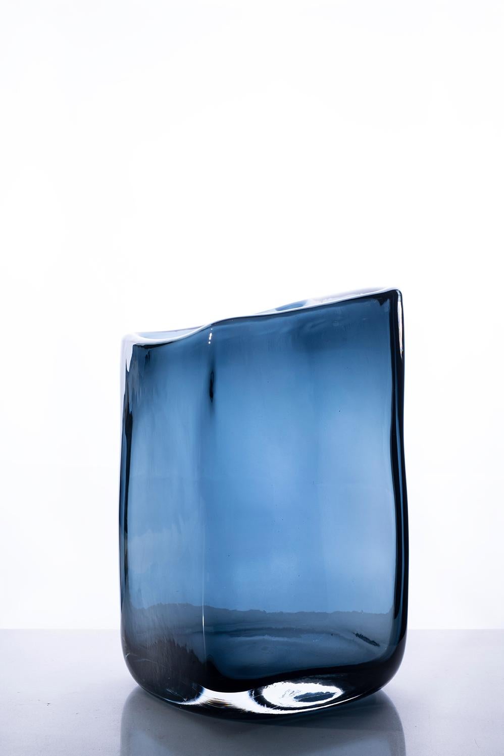 Kleine Vase Trapezio, Muranoglas, von Federico Peri, 21. Jahrhundert.
Trapezio ist eine Vase aus der Kollektion Essentials, die von Federico Peri für Purho im Frühjahr 2021 entworfen wurde.
Trapezio entsteht aus einem ovalen und konischen