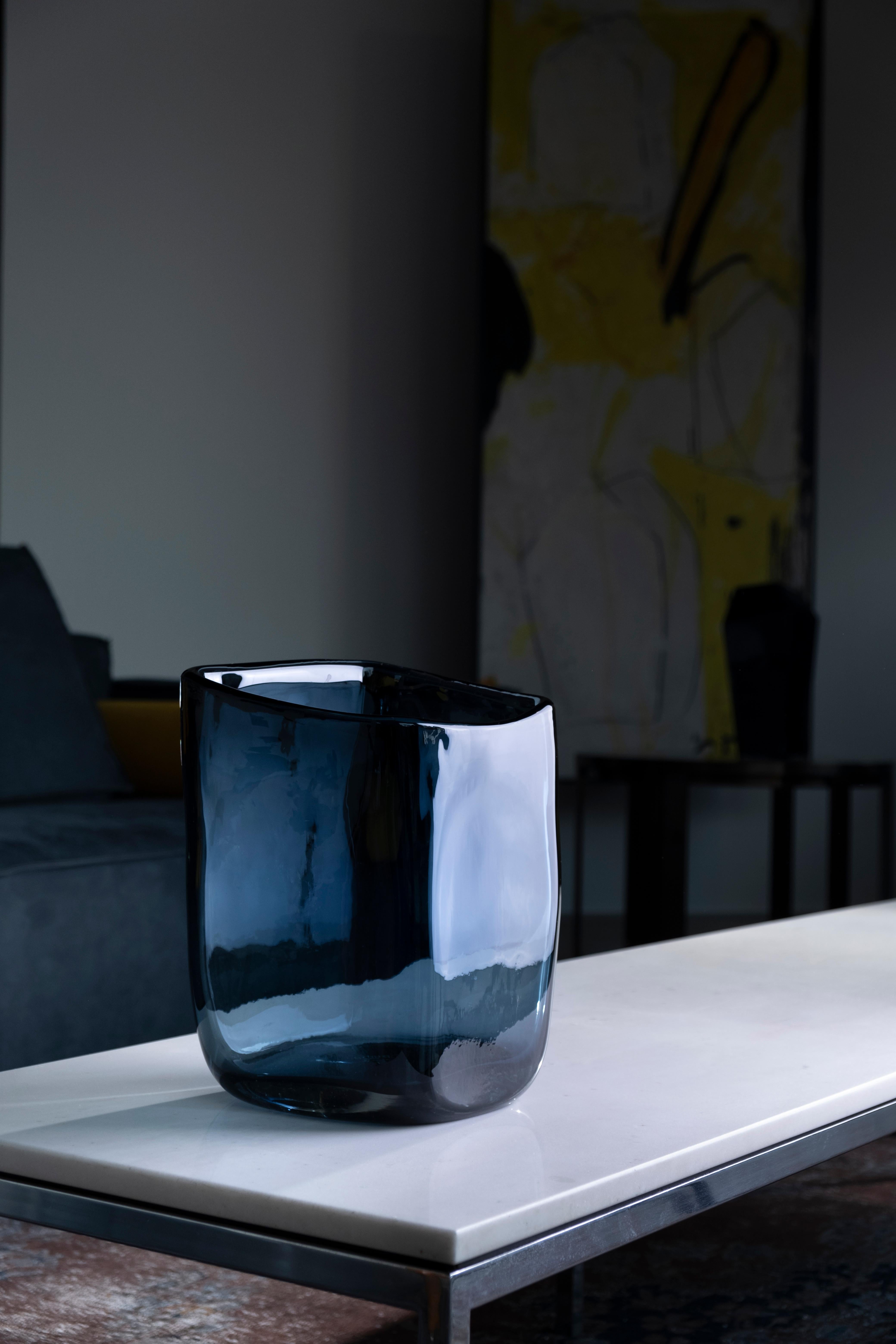 Moderne Petit vase en verre de Murano bleu foncé Federico Peri Trapezio, XXIe siècle en vente