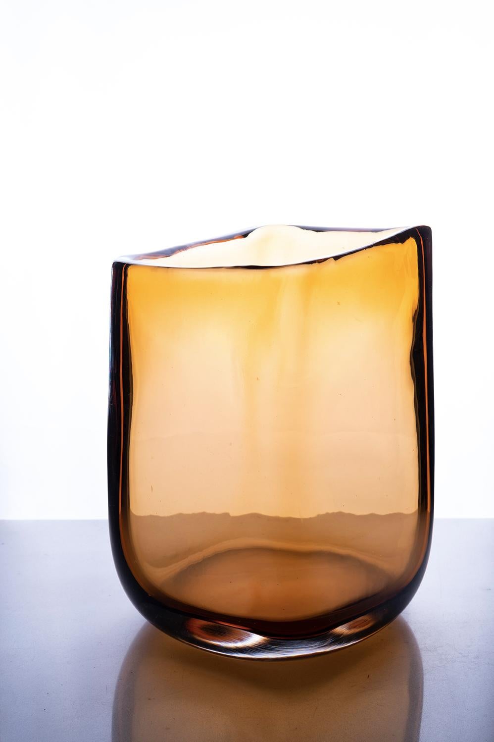 Trapezio small vase, Murano glass, by Federico Peri, 21st century.
Trapezio is a vase from the Essentials collection designed by Federico Peri for Purho in spring 2021.
Created from the starting-point of an oval and conical hollow glass cylinder,