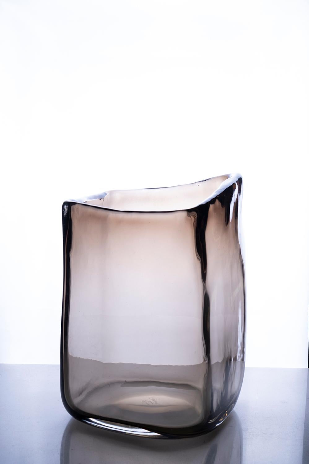 Petit vase Trapezio, verre de Murano, par Federico Peri, 21e siècle.
Trapezio est un vase de la collection Essentials conçue par Federico Peri pour Purho au printemps 2021.
Créé à partir d'un cylindre de verre creux ovale et conique, Trapezio se