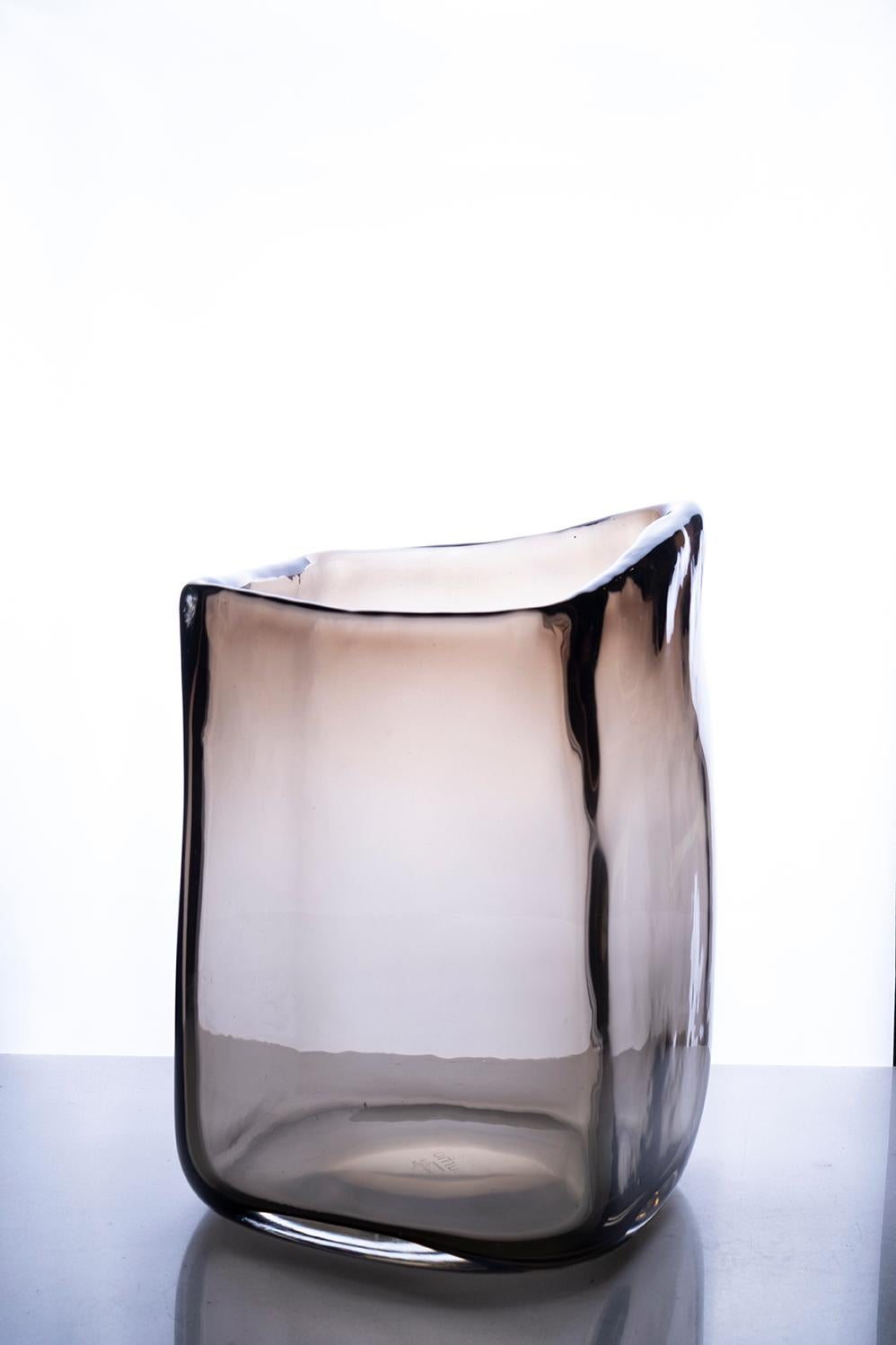 Trapezio small vase, Murano glass, by Federico Peri, 21st century.
Trapezio is a vase from the Essentials collection designed by Federico Peri for Purho in spring 2021.
Created from the starting-point of an oval and conical hollow glass cylinder,