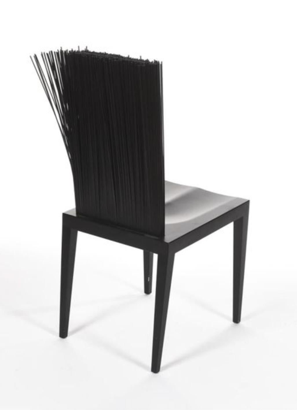 Jenette ist ein geformter Stuhl aus starrem Strukturpolyurethan mit einem Metallkern. Die Rückenlehne ist mit etwa 900 flexiblen Stäben aus Hart-PVC bedeckt.
Fernando (geboren 1961) & Humberto (geboren 1953) Campana
Auflage: Edra, um 2005
Maße: H