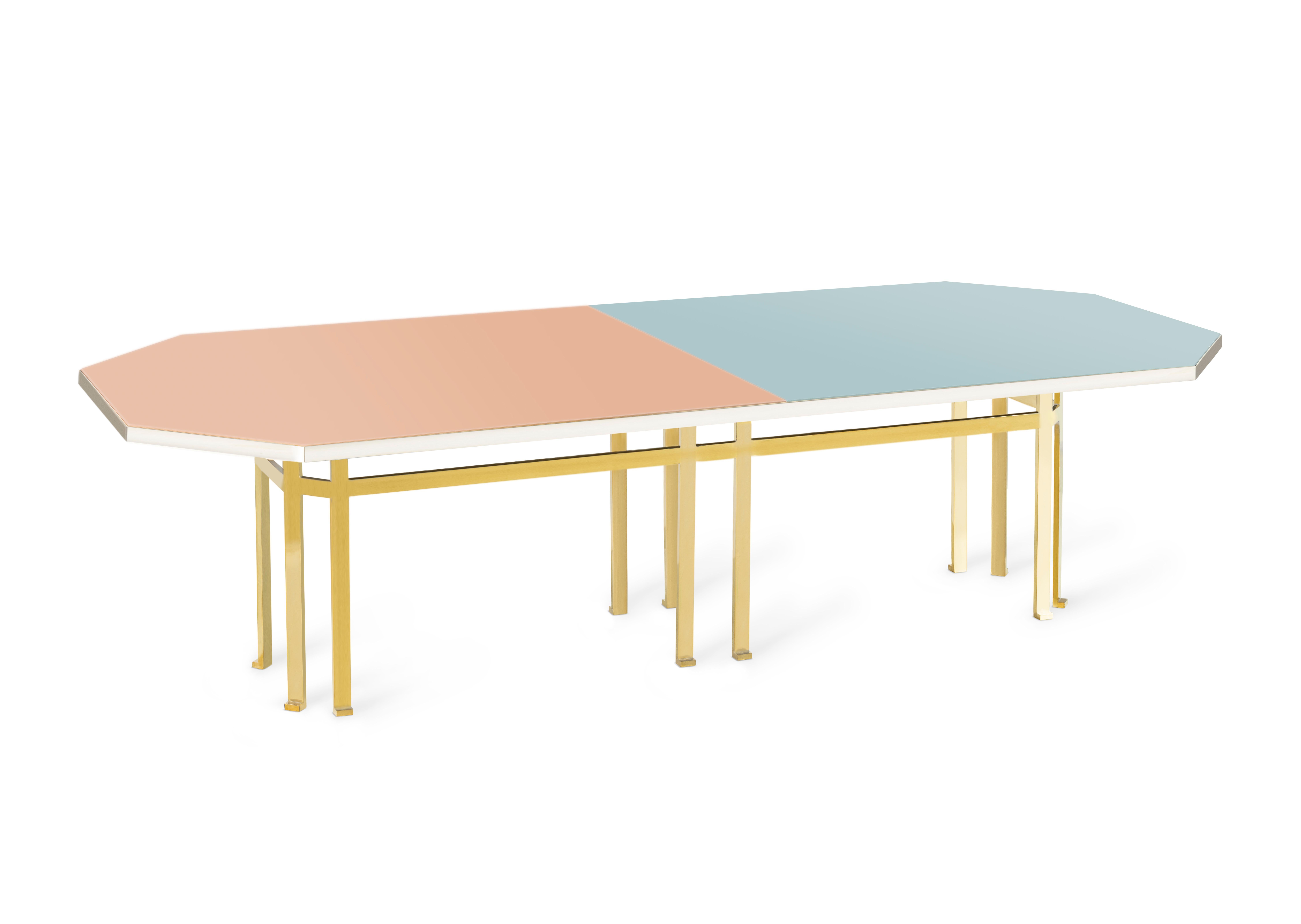 Laiton Table Filippo Feroldi du 21ème siècle en laiton 280 plateau en verre de différentes couleurs en vente