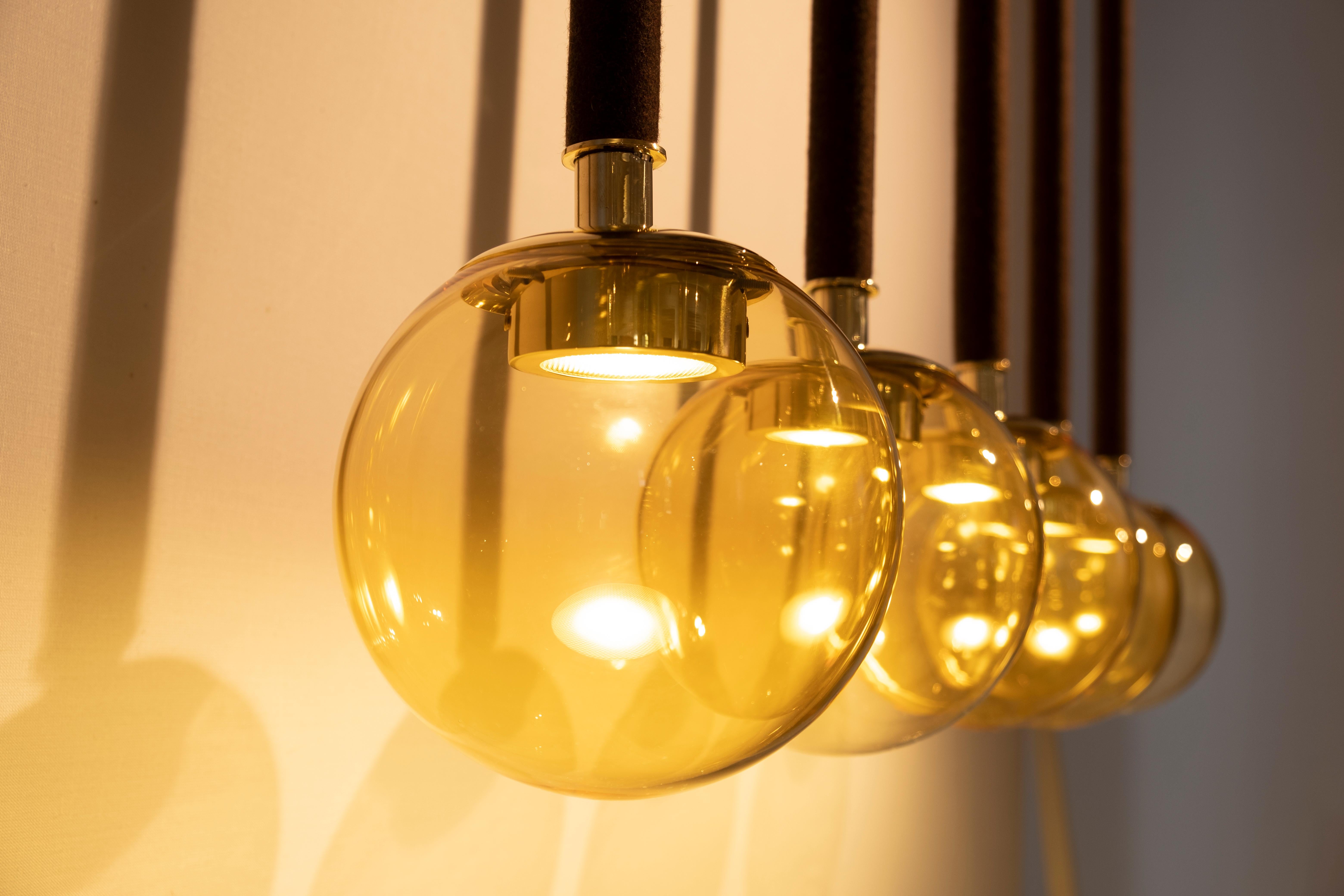 21ème siècle Filippo Feroldi Suspension 5 lampes en verre de Murano et laiton de différentes couleurs.
Conçu par Filippo Feroldi pour Purho et Colleoni Arte, Magus 5 est un lustre composé de cinq sphères en verre soufflé de Murano de 18 cm chacune