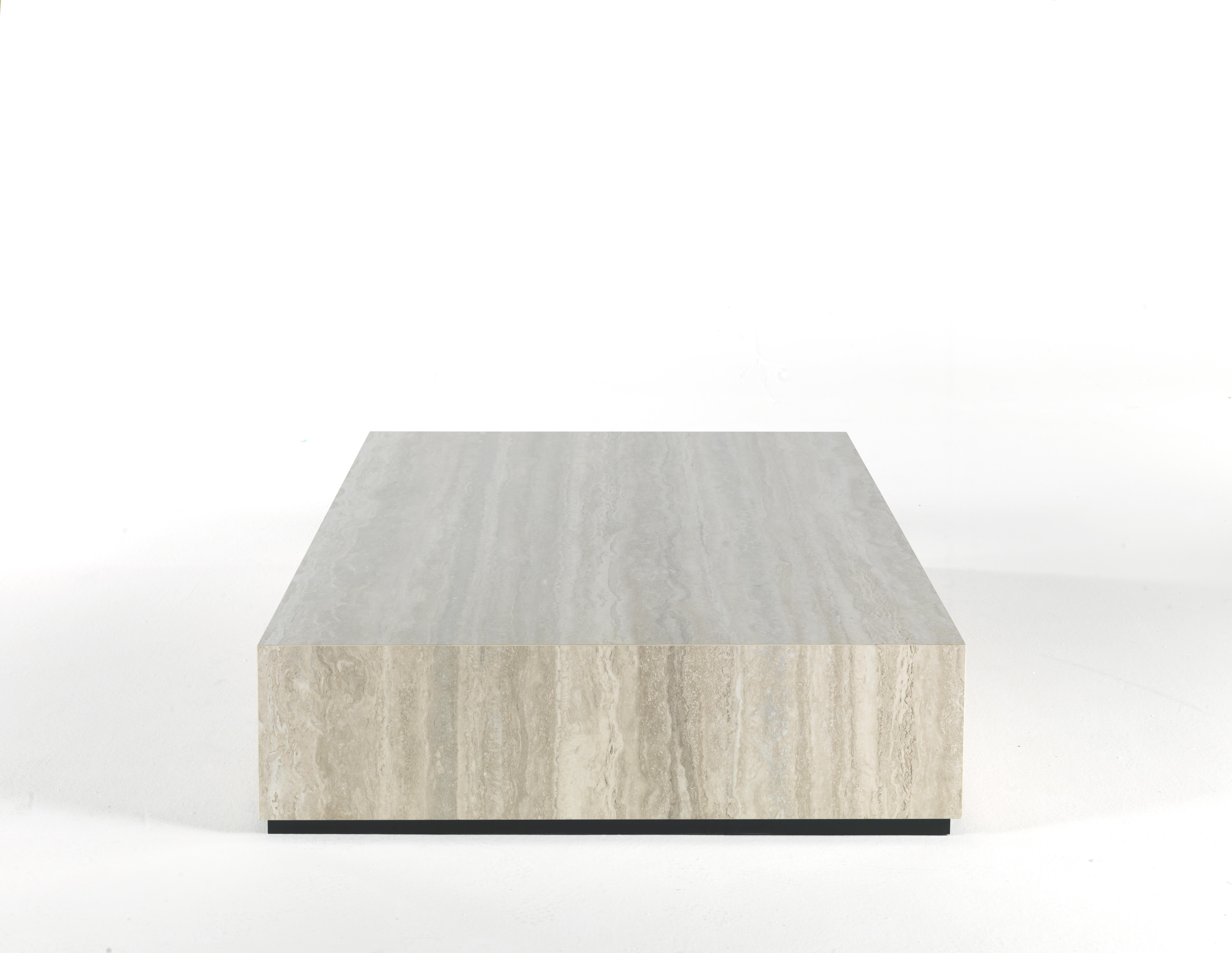 Der in einem Winkel von 45 Grad montierte Travertin-Tisch Flair mit seinen geometrischen Linien ist eine raffinierte Ergänzung, die jeder Umgebung einen zeitgenössischen Reiz verleiht.
Flair Central Tisch mit Struktur aus Holz, verkleidet mit