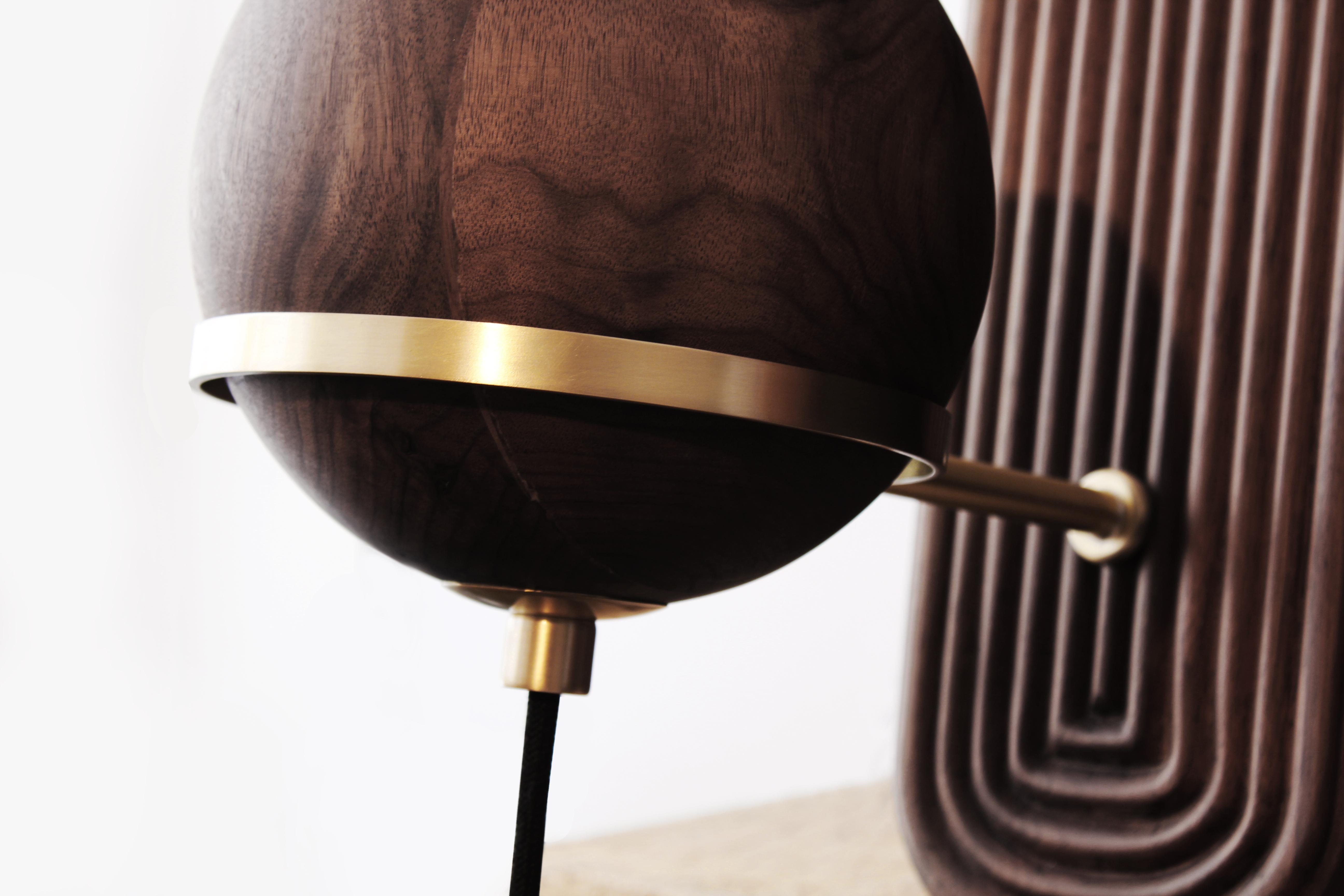 Lampada da parete Fleming del XXI secolo in legno di noce, realizzata in Portogallo da Wood Tailors In condizioni Nuovo in vendita a RIO TINTO, PT