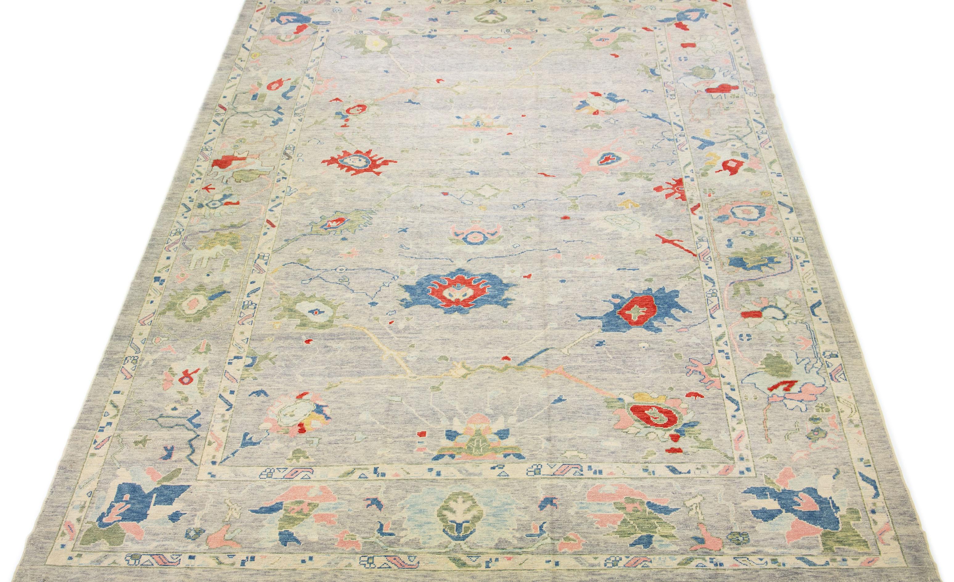 Rehaussez votre intérieur avec la beauté exquise de ce tapis en laine turque Oushak. Ce tapis respire le luxe et le raffinement à l'état pur et est imprégné d'une qualité artistique et artisanale supérieure. Méticuleusement noué à la main à la