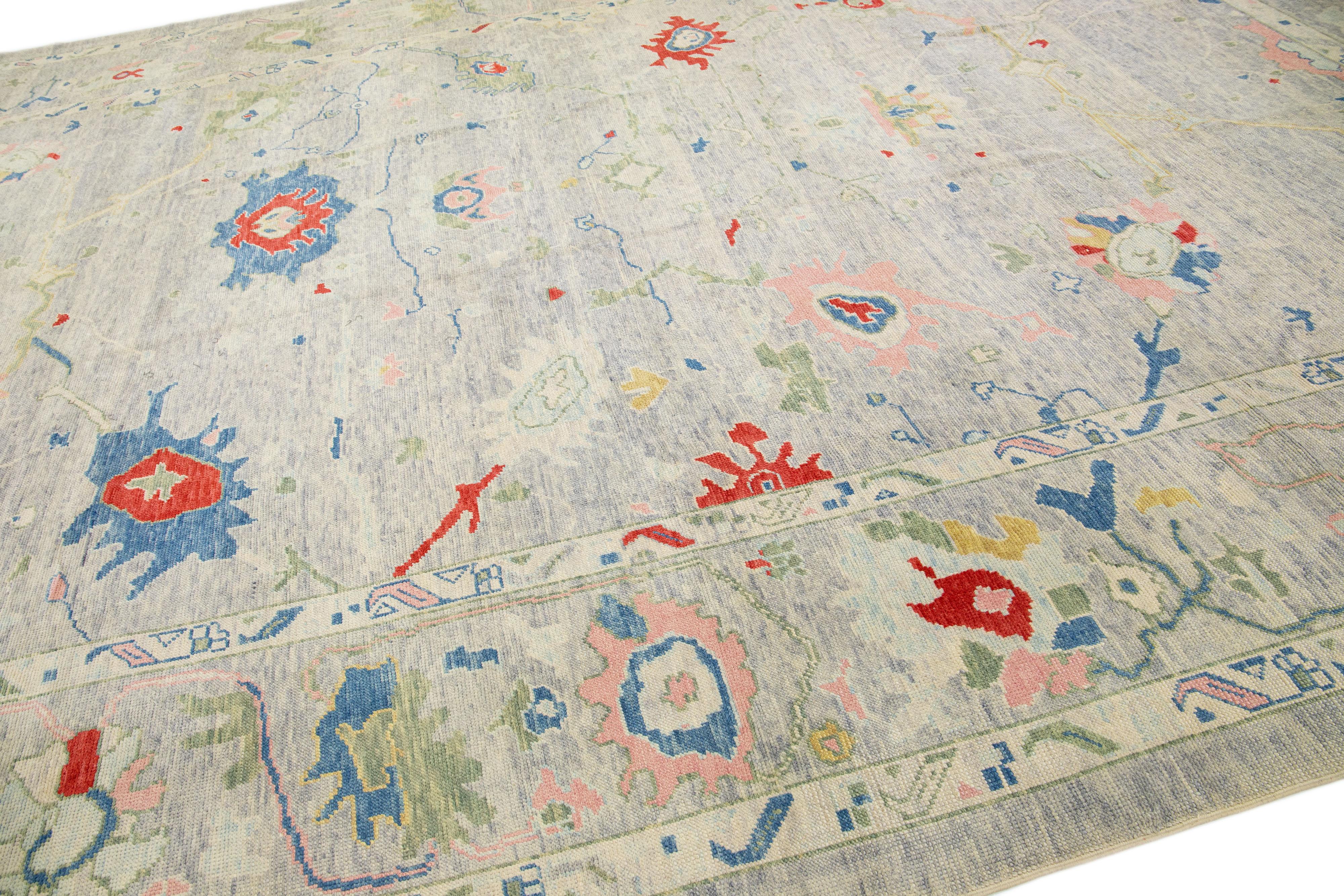Turc Tapis turc Oushak du 21e siècle, fabriqué à la main avec des motifs multicolores en vente