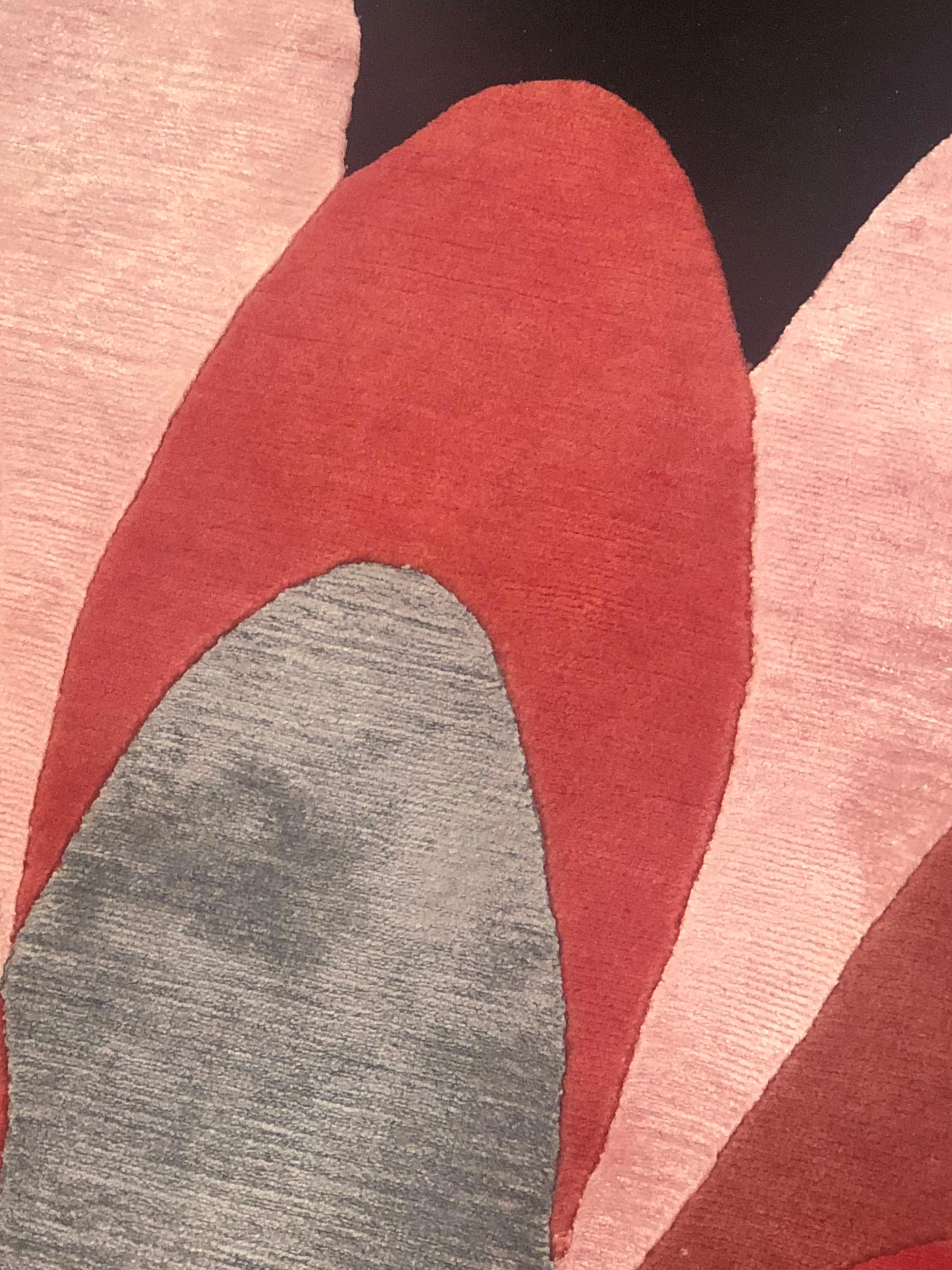 21st Century Floreal Schwarz Rot Orange Rosa Gelb by Angela DeNozza Rundteppich im Zustand „Hervorragend“ im Angebot in Firenze, IT