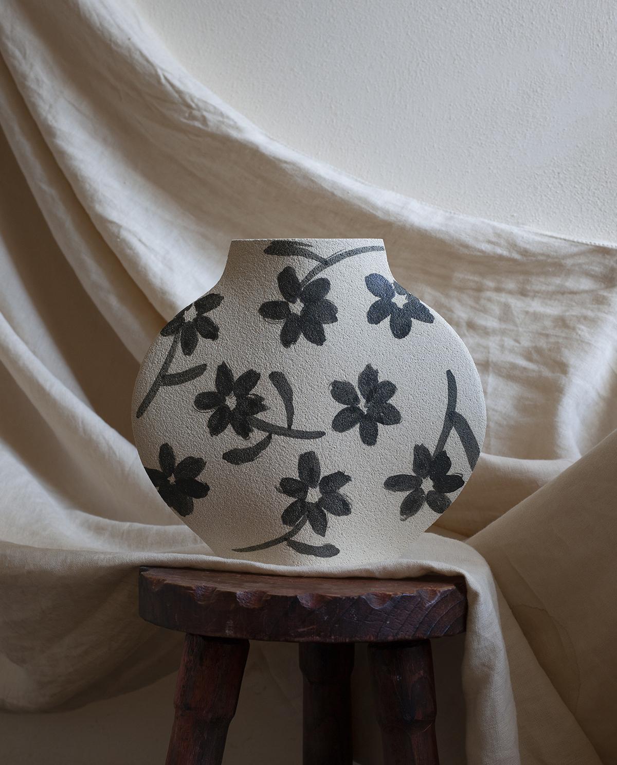 Fait main Vase « Flowers Pattern » du 21e siècle en céramique blanche, fabriqué à la main en France en vente
