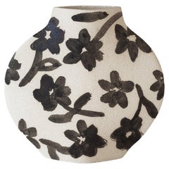 Vase « Flowers Pattern » du 21e siècle en céramique blanche, fabriqué à la main en France