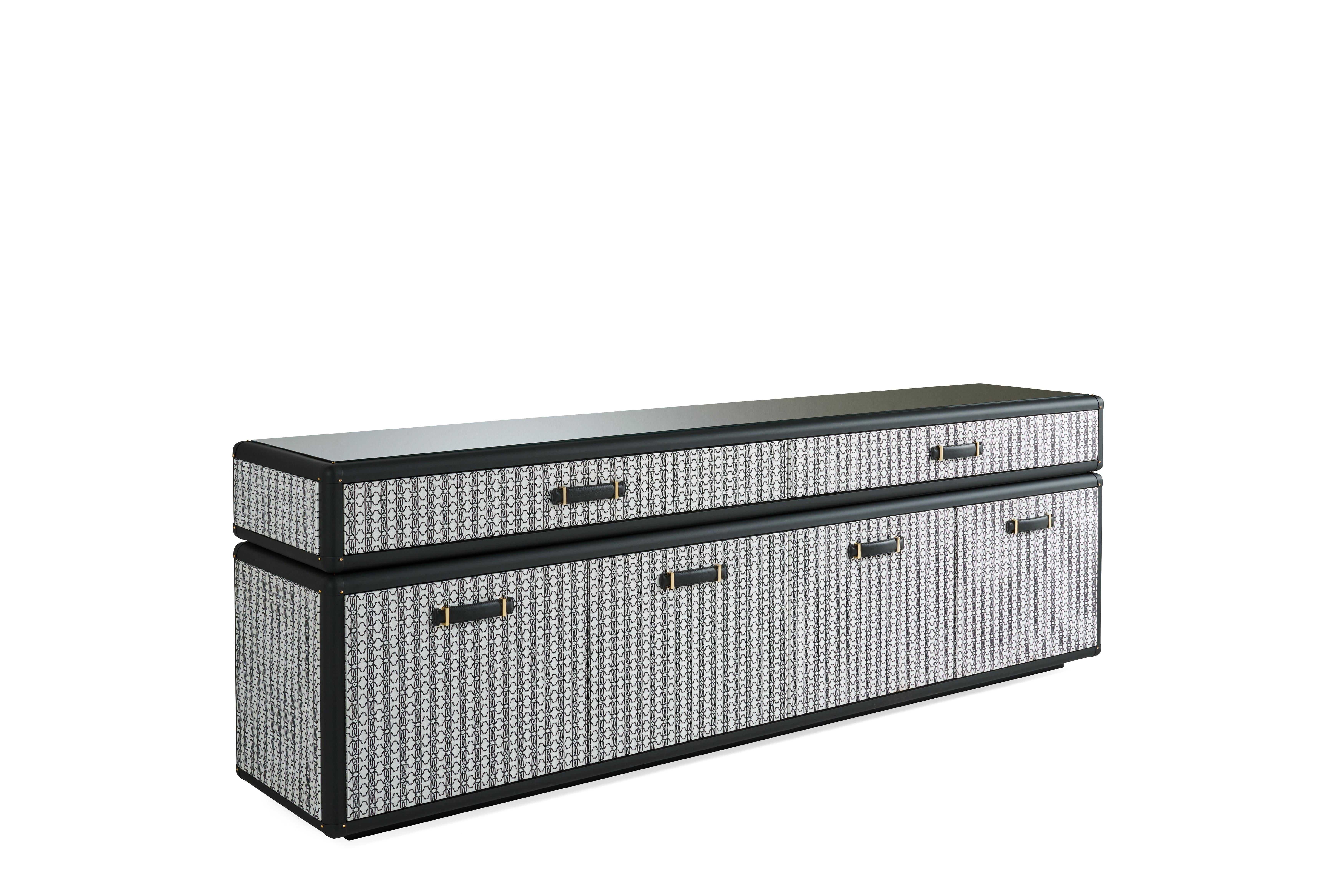 A refined and original composition. Fly Case sideboard belongs to the namesake series inspired by the protective containers used for the transport of fragile tools. A functional and dynamic solution with a strong contemporary and decorative