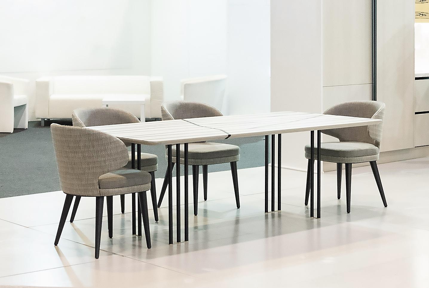 Foresta-Tisch aus Birke und schwarzer Esche des 21. Jahrhunderts, Metallbeine, Made in Italy (21. Jahrhundert und zeitgenössisch) im Angebot