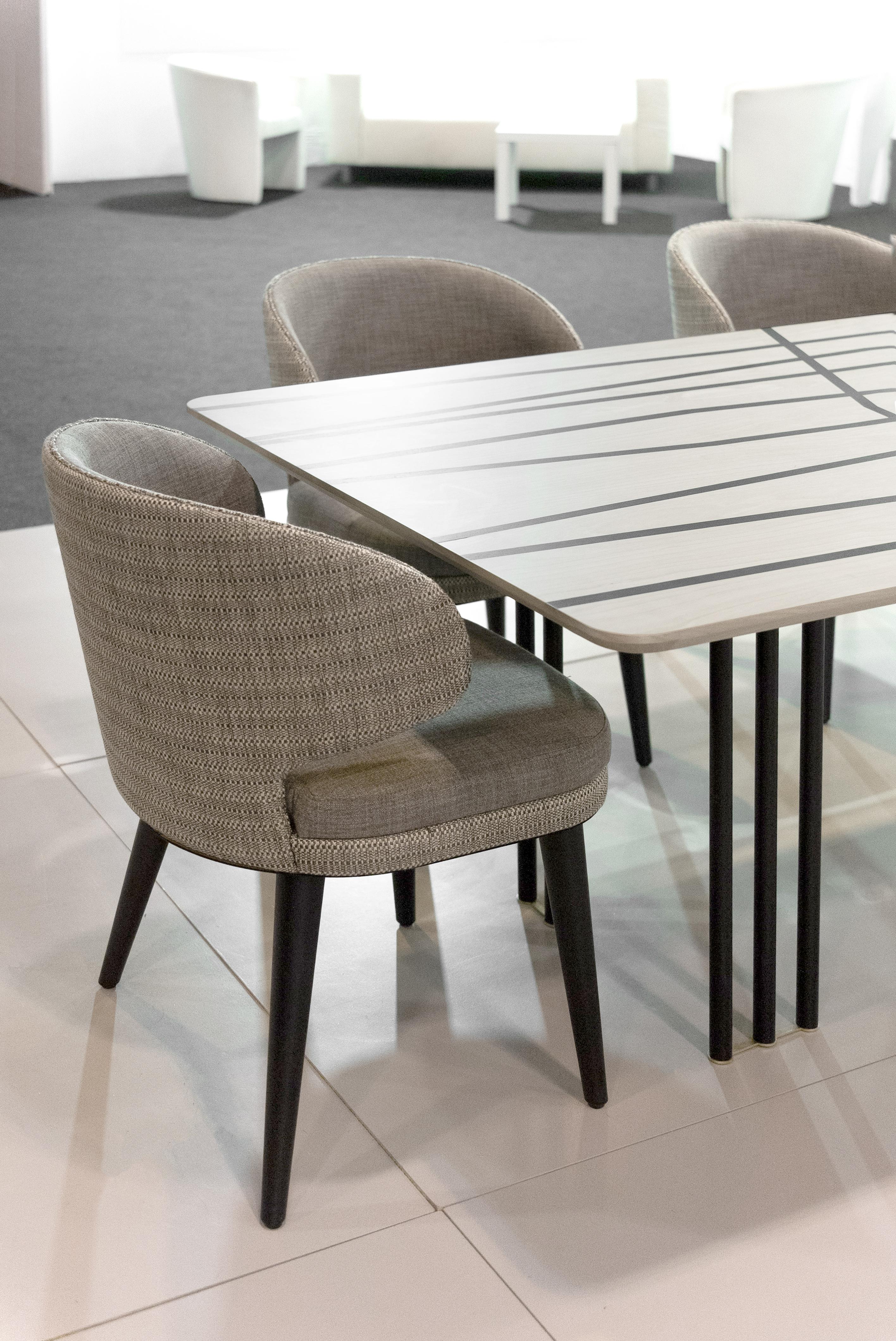 Foresta-Tisch aus Birke und schwarzer Esche des 21. Jahrhunderts, Metallbeine, Made in Italy im Angebot 1