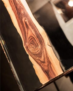 Mesa de centro fósil del siglo XXI, latón y chapa de madera de palisandro, Made in Italy