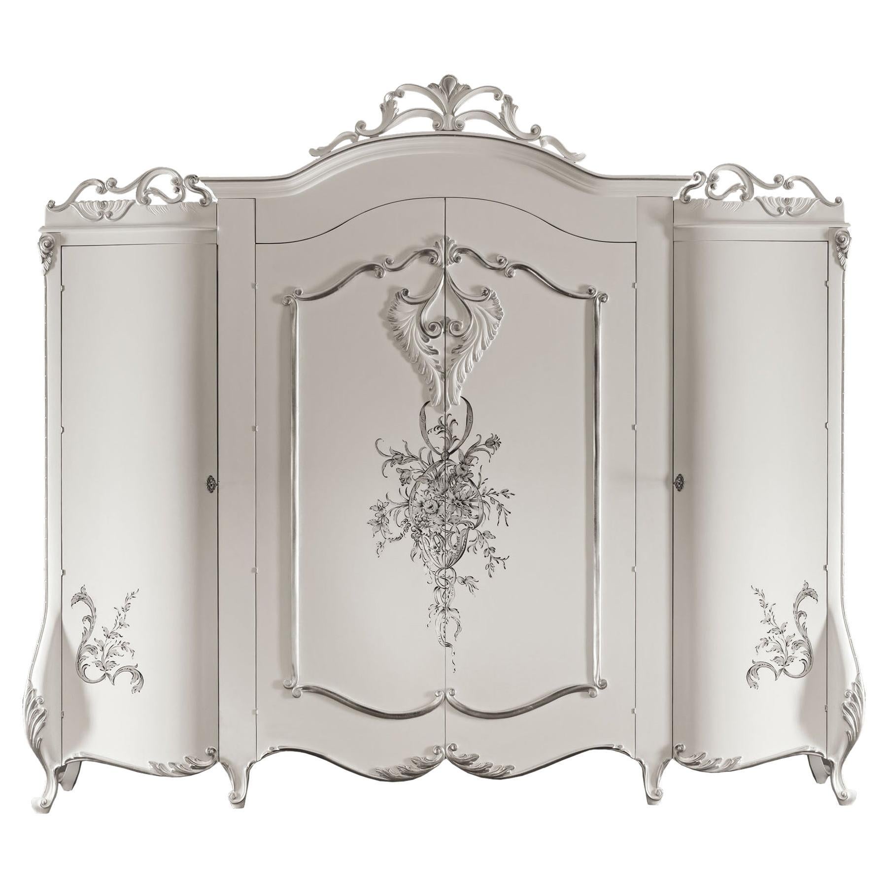 Armoire à quatre portes du 21e siècle, finition blanche et feuille d'argent de Modenese