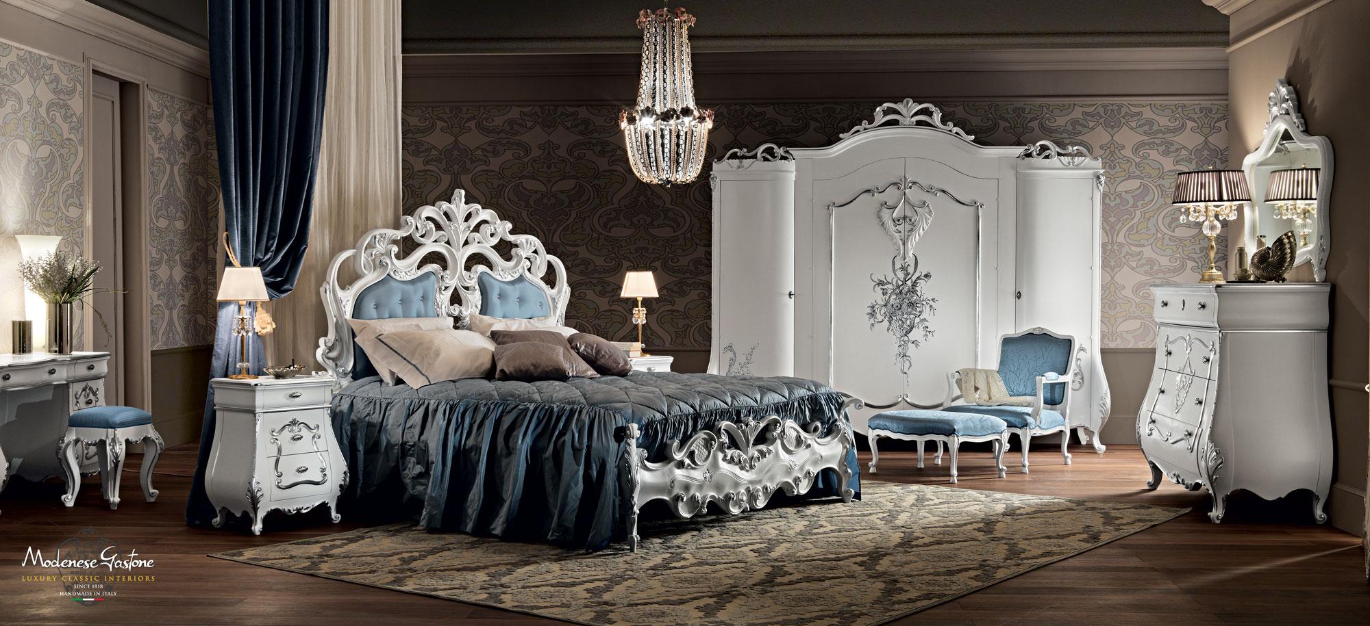Appliqué Comò a quattro cassetti del XXI secolo di Modenese Gastone, bianco e foglia d'argento in vendita