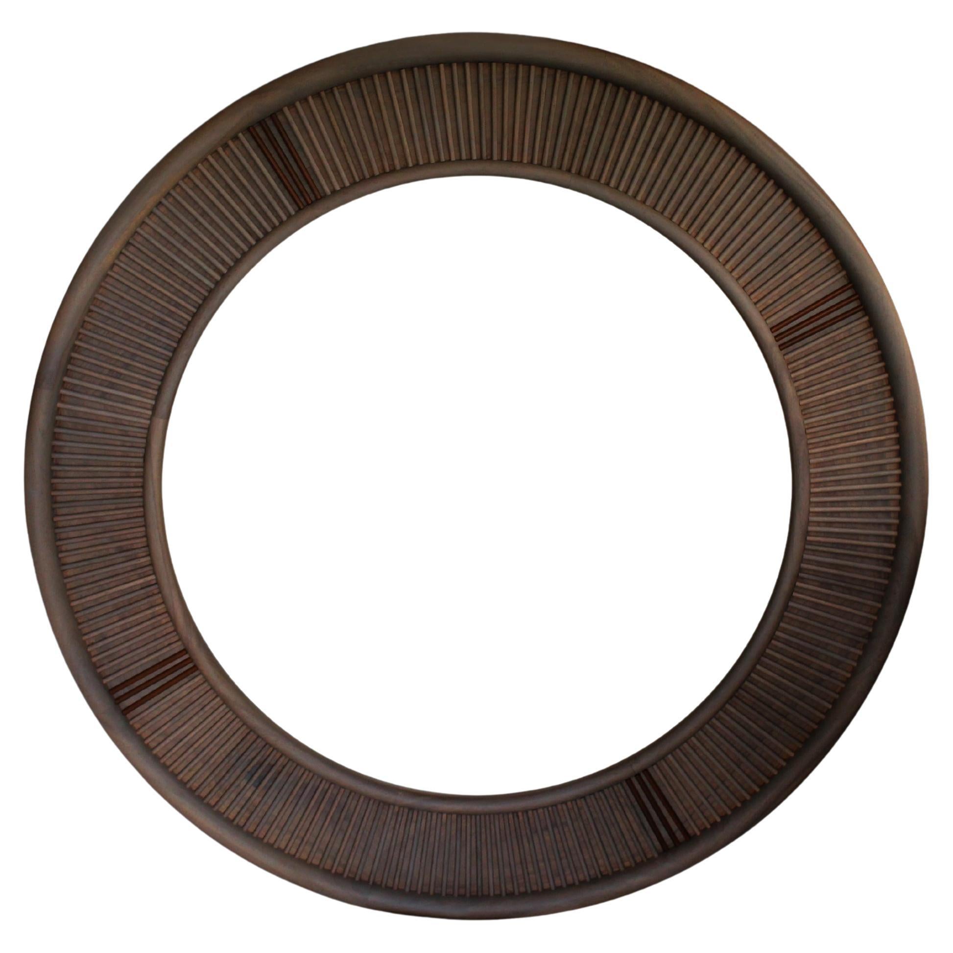 21e siècle Miroir Francis en bois de noyer Fabriqué au Portugal  par Wood Tailors