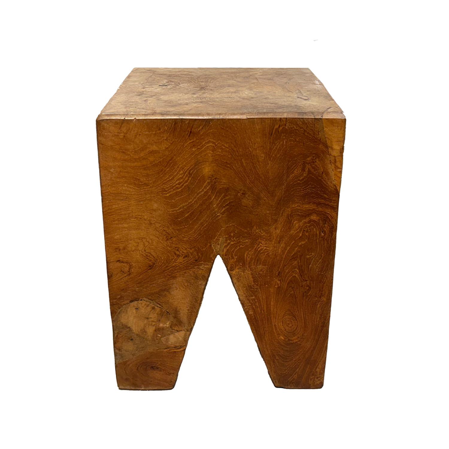 Petit tabouret carré ou table d'appoint de style moderne français du milieu du siècle, en bois de teck massif travaillé à la main, en bon état. Usure conforme à l'âge et à l'utilisation. Circa 21st Century France