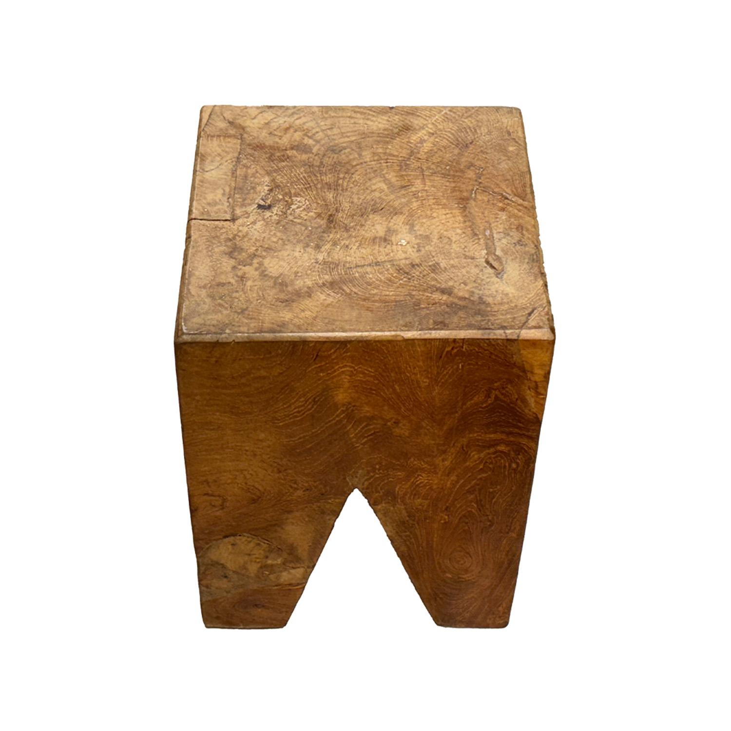 Français Tabouret en teck abstrait français du 21e siècle - Petite table d'appoint carrée en vente