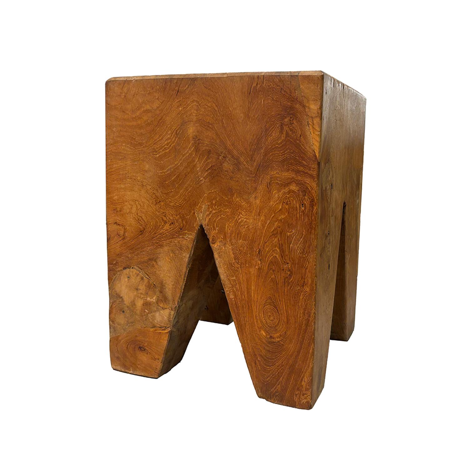 Sculpté à la main Tabouret en teck abstrait français du 21e siècle - Petite table d'appoint carrée en vente