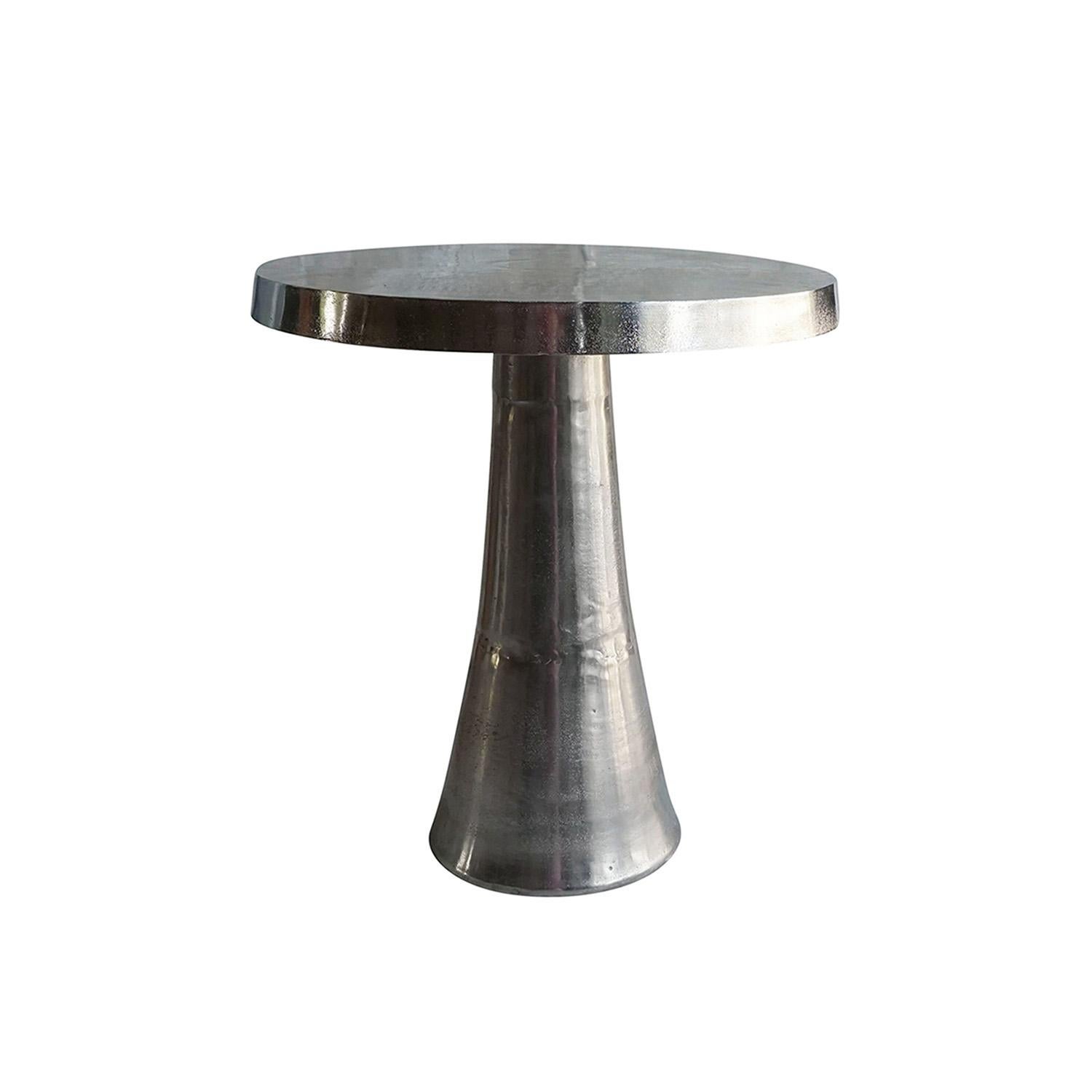 Petite table d'appoint ronde en nickel de style moderne du milieu du siècle dernier. La finition peut varier. Usure conforme à l'âge et à l'utilisation. Circa 21st Century, France.