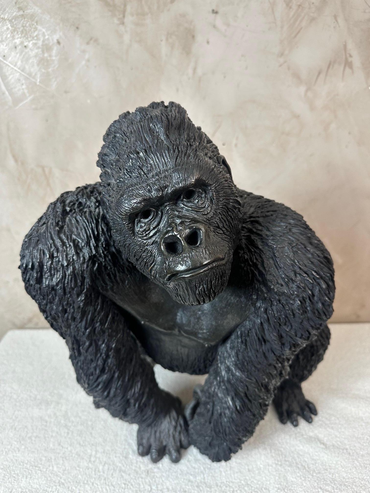 
Gorille - Épreuve d'artiste n°1/4

Bernard & Arnaud Bessoud, 2005
Fonditore : Chapon

Scultura emblématique del duo Bernard & Arnaud Bessoud, questa gorilla in bronzo incarna al tempo stesso la potenza e la profondità emotiva che caratterizzano la