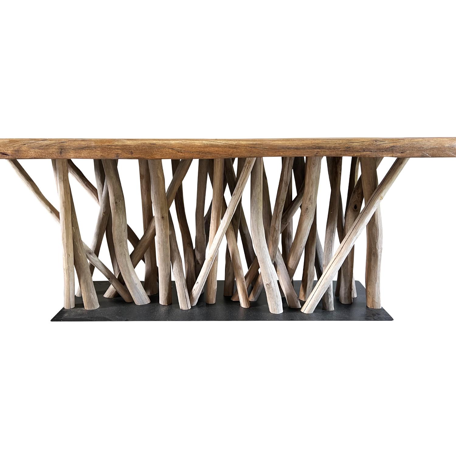 Une table de salle à manger, une console ou un bureau étonnants et inhabituels, fabriqués en bois de Dabema ou en teck africain très durable et solide. La planche supérieure de ce meuble est solide et a une épaisseur de 2,5