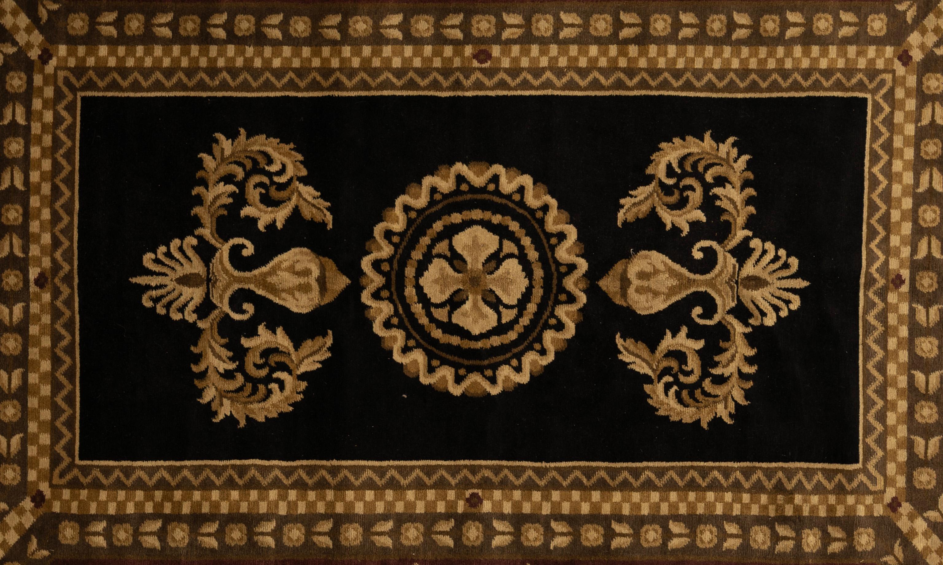 Eleva tu espacio vital con el encanto atemporal de nuestra alfombra de diseño francés hecha a mano, directamente por los artesanos de la India. Procedentes de la lana más fina, nuestras alfombras no sólo desprenden una lujosa suavidad, sino que