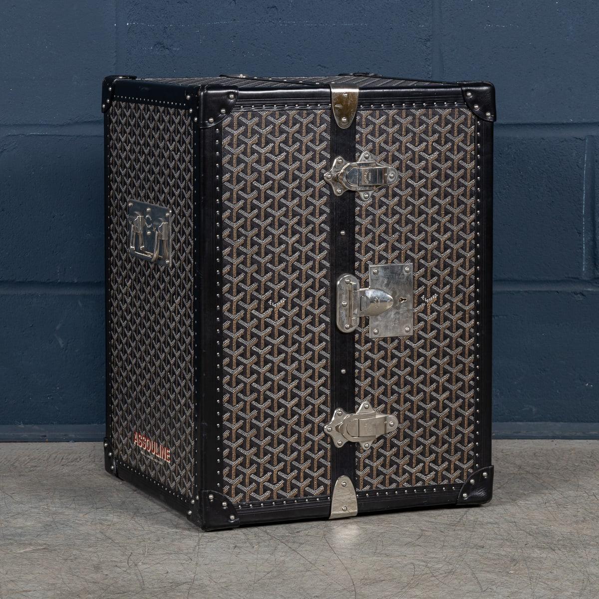Rinomato per la sua maestria nella produzione di valigie di lusso, il marchio parigino Goyard ha collaborato con Assouline per creare un baule in edizione limitata. Questo squisito pezzo, avvolto in un'immacolata tela con motivo chevron, mette in