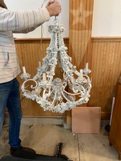 Französischer geblümter Metallkronleuchter des 21. Jahrhunderts, bemalt