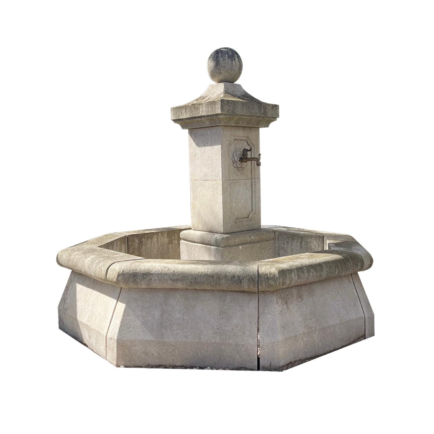 Der sehr traditionelle achteckige Gartenbrunnen wurde nach einem Original aus dem 18. Jahrhundert (fountain du reservoir) von Hand in Kalkstein gehauen und ist noch heute in den französischen Dörfern zu sehen. Dieser provenzalische Springbrunnen hat