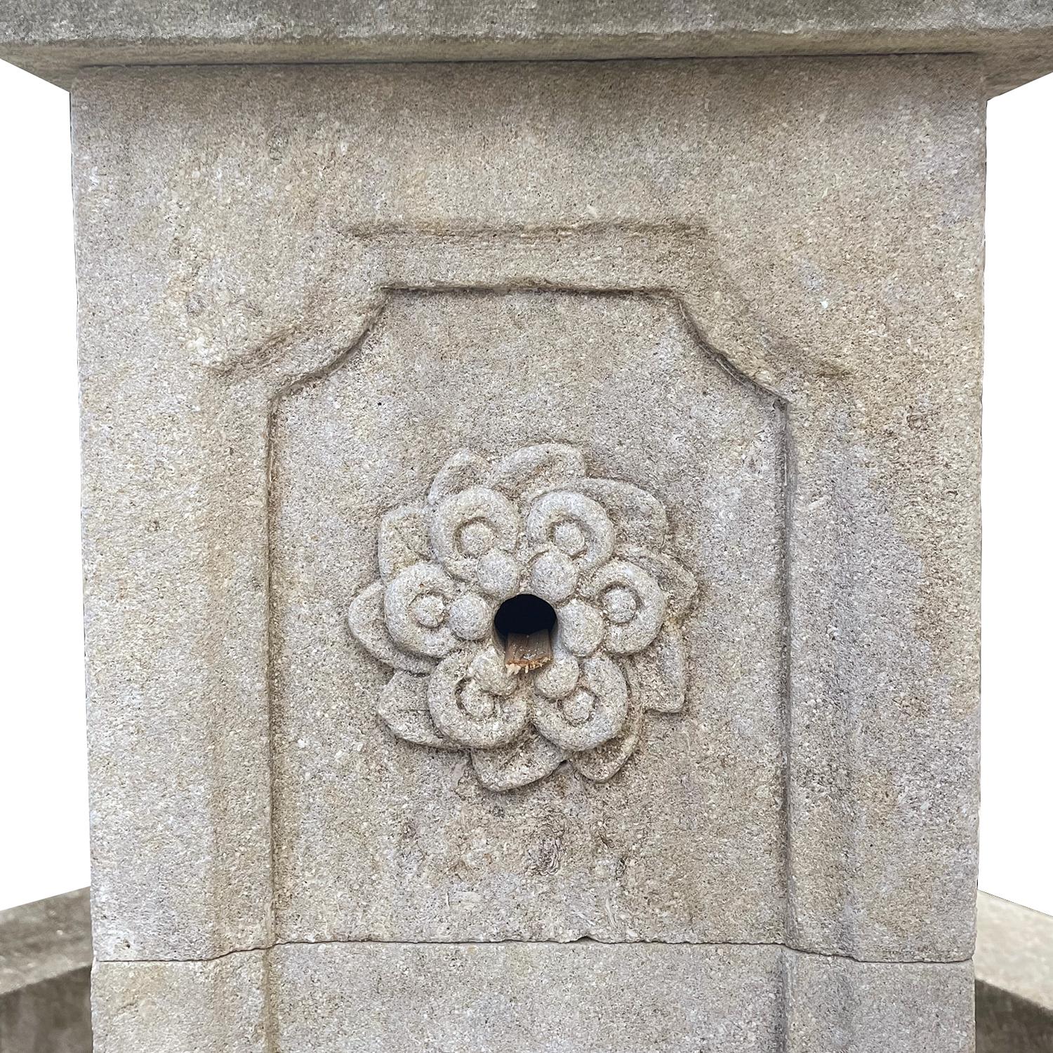 Fontaine centrale octogonale française en pierre calcaire du 21e siècle en vente 1