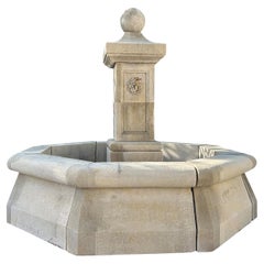 Französischer achteckiger zentraler Kalksteinbrunnen des 21.