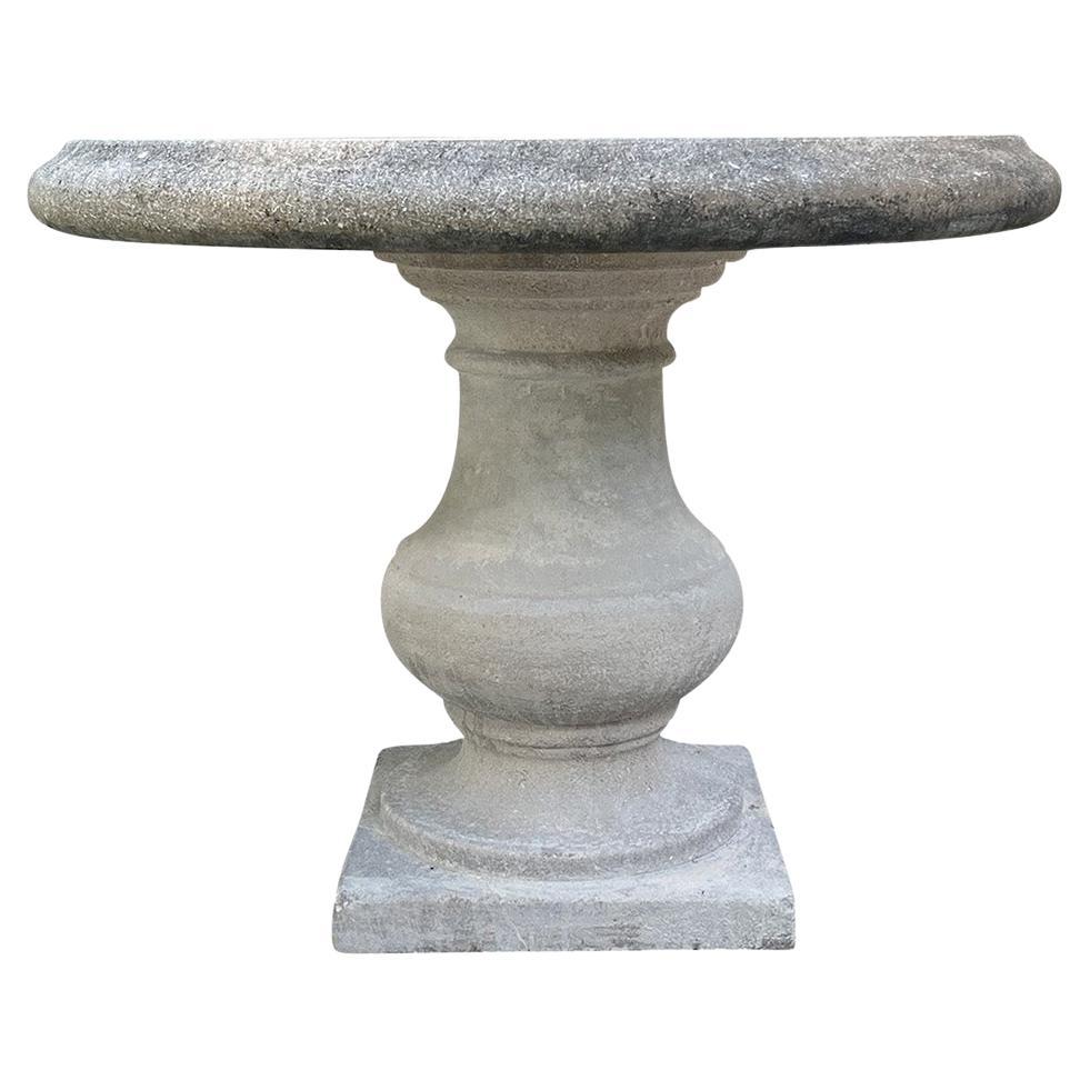 Kleiner französischer Balustertisch aus Kalkstein des 21.