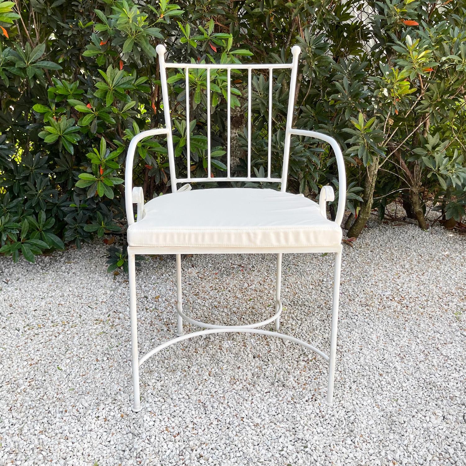Fauteuil décoratif français inspiré des charmants meubles de jardin européens des 19e et 20e siècles. Le dossier droit est surmonté de sphères et les larges lattes de l'assise en métal présentent une patine lavée en blanc dans une peinture