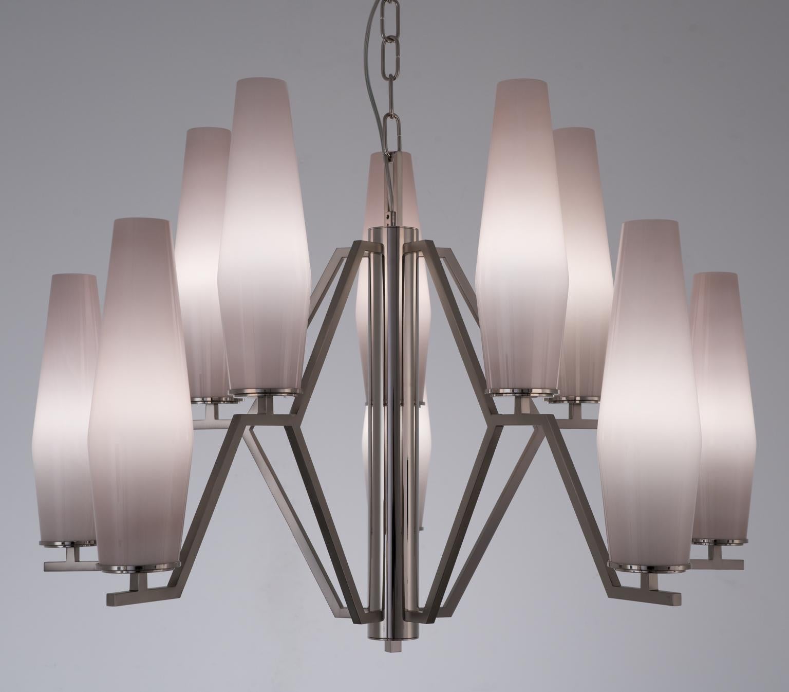 A chandelier with a sober and discreet elegance. Devoid of any concessions to decorations, hence capable of resonating both in Classic and modern contexts. It combines strength and grace, with coexisting smooth and angular lines, just like Frida