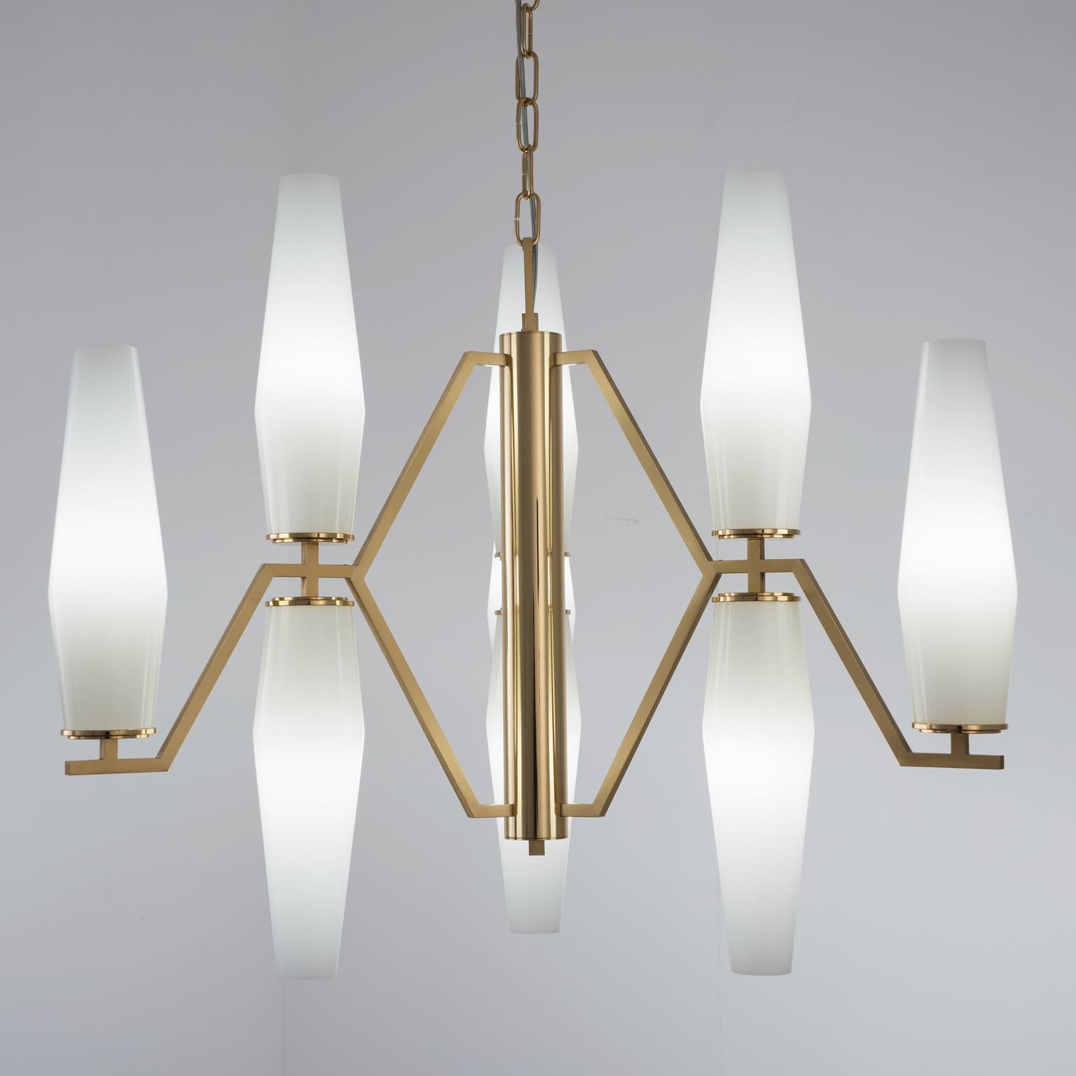 A chandelier with a sober and discreet elegance. Devoid of any concessions to decorations, hence capable of resonating both in Classic and modern contexts. It combines strength and grace, with coexisting smooth and angular lines, just like Frida