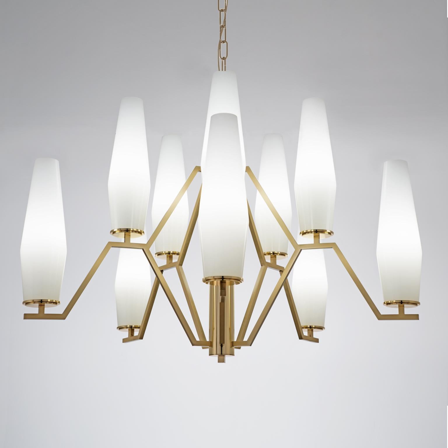 A chandelier with a sober and discreet elegance. Devoid of any concessions to decorations, hence capable of resonating both in Classic and modern contexts. It combines strength and grace, with coexisting smooth and angular lines, just like Frida