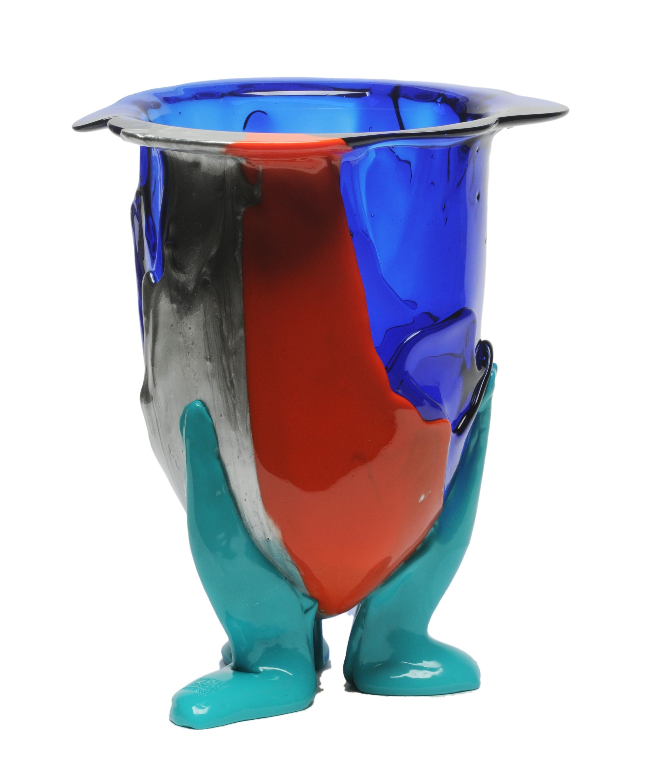 Clear extra colour vase - clear blue, matt red, matt turquoise, silver.

Vase in soft resin designed by Gaetano Pesce in 1995 for Fish Design collection.

Measures: M - ø 16cm x H 26cm
Colours: clear blue, matt red, matt turquoise,