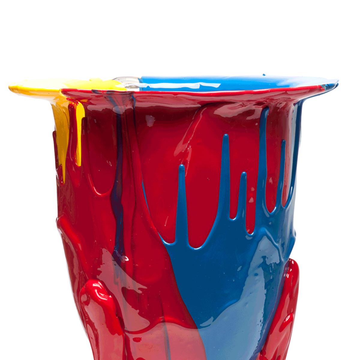 Vase Amazonia, bleu, rouge, jaune. La première pièce qui a donné le coup d'envoi de la collection.
Vase en résine souple conçu par Gaetano Pesce en 1995 pour la collection Fish Design.

Mesures : M- Ø 16cm x H 26cm

Autres tailles