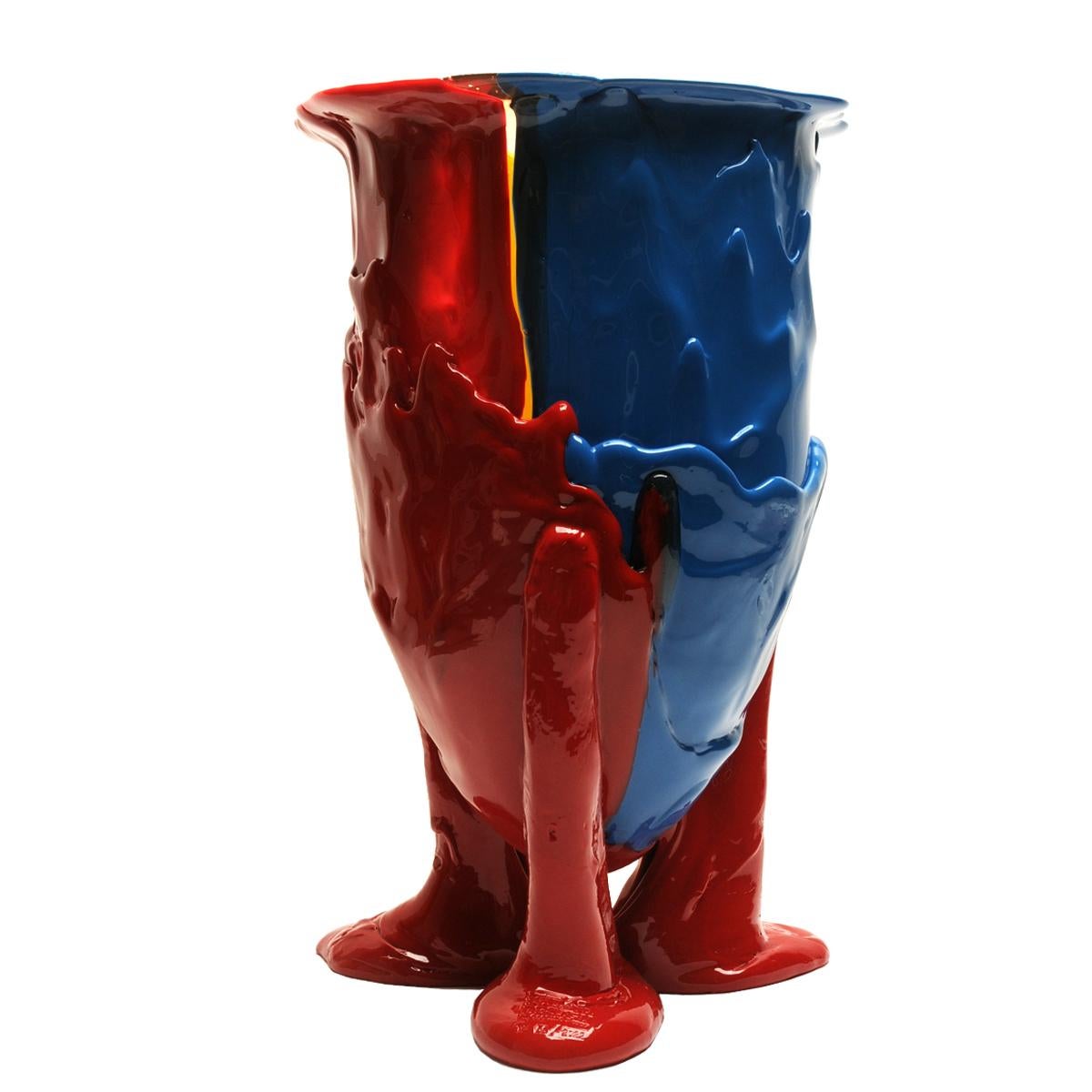 Vase Amazonia, bleu, rouge, jaune. La première pièce qui a donné le coup d'envoi de la collection.
Vase en résine souple conçu par Gaetano Pesce en 1995 pour la collection Fish Design.

Mesures : XL- Ø 30cm x H 56cm

Autres tailles disponibles.
Vase